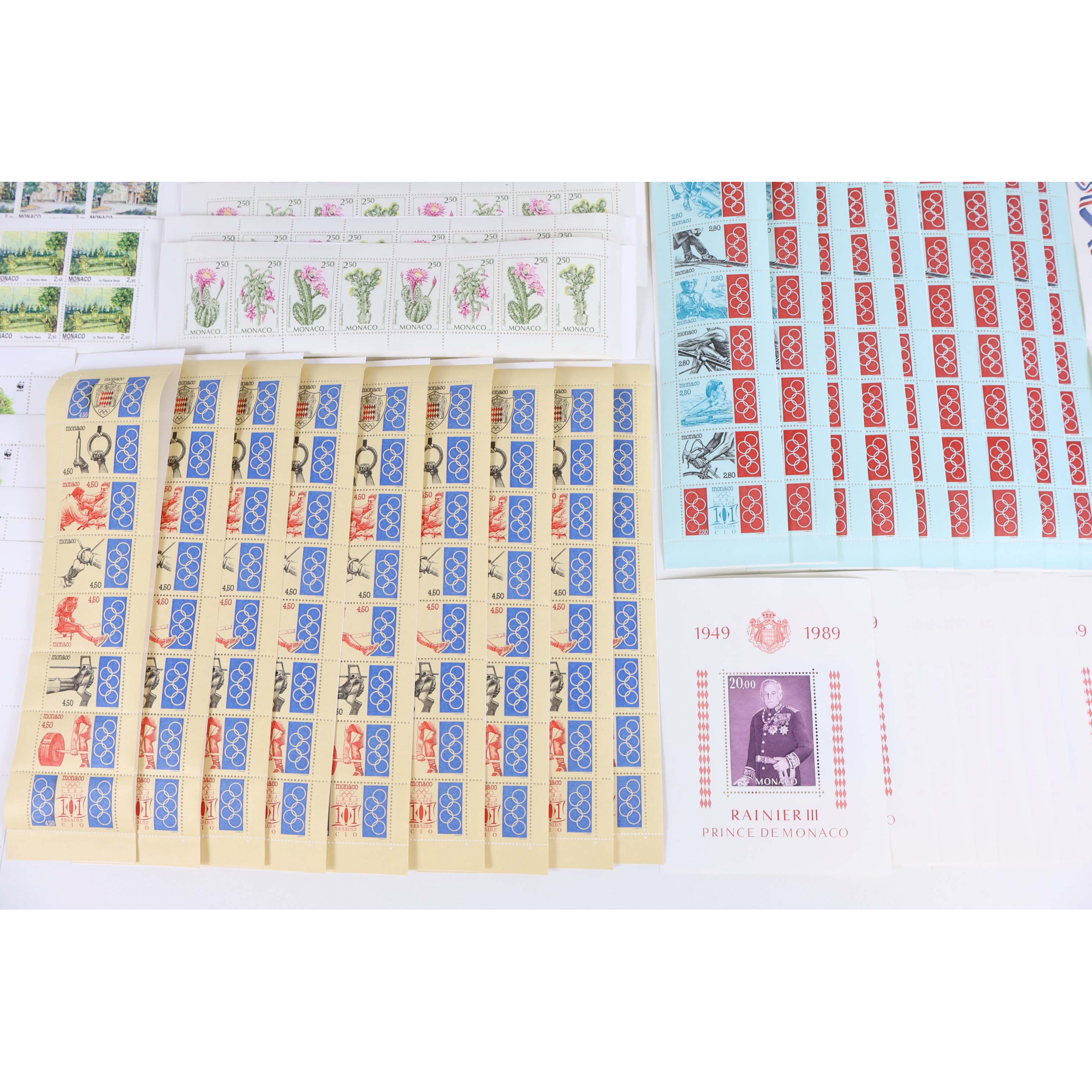 MONACO BEAU STOCK DE BLOCS-FEUILLETS ET CARNETS FACIALE 5392FFR TIMBRES NEUFS