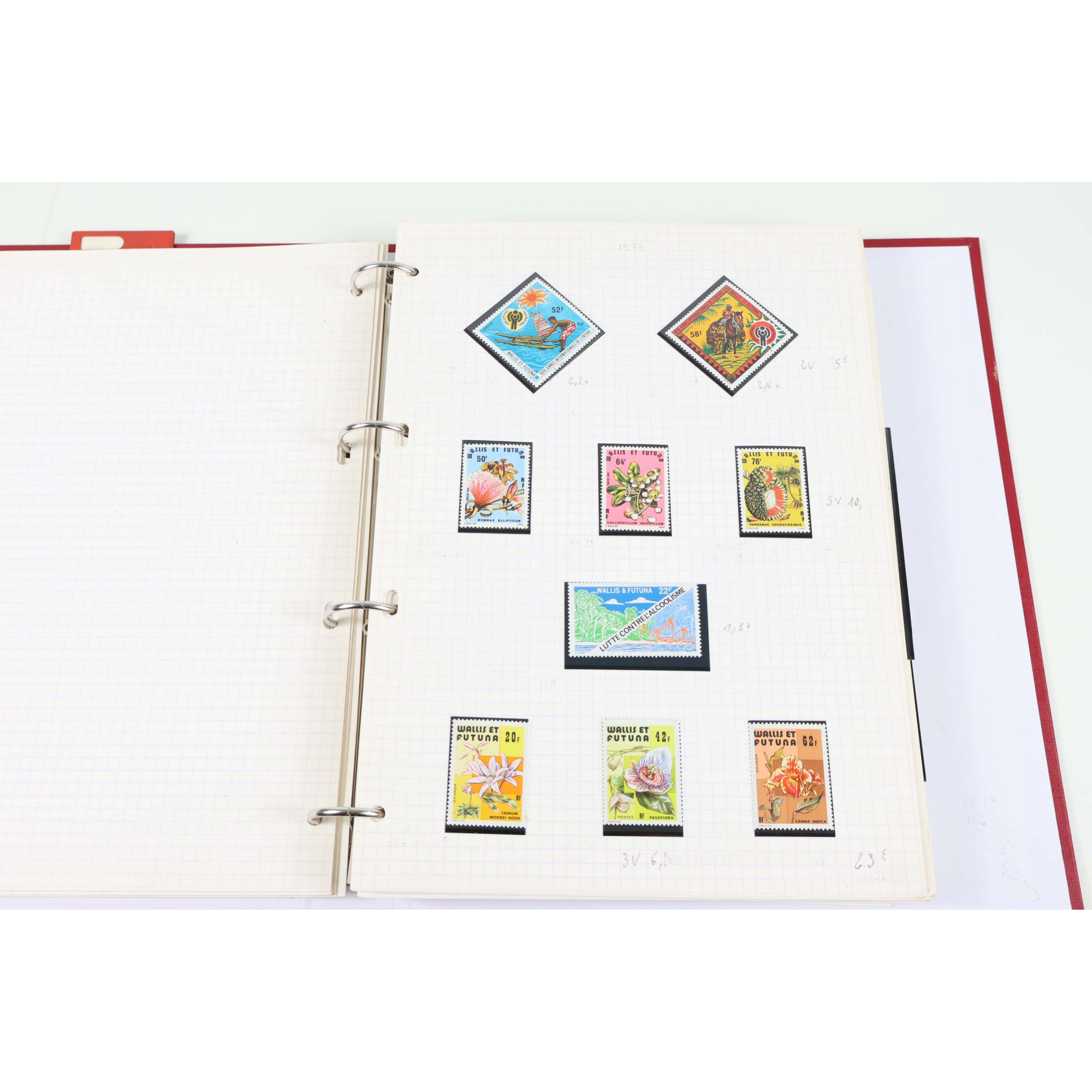 WALLIS ET FUTUNA COLLECTION SUIVIE DE TIMBRES NEUFS** DE 1974 À 1993 COTE 3200€