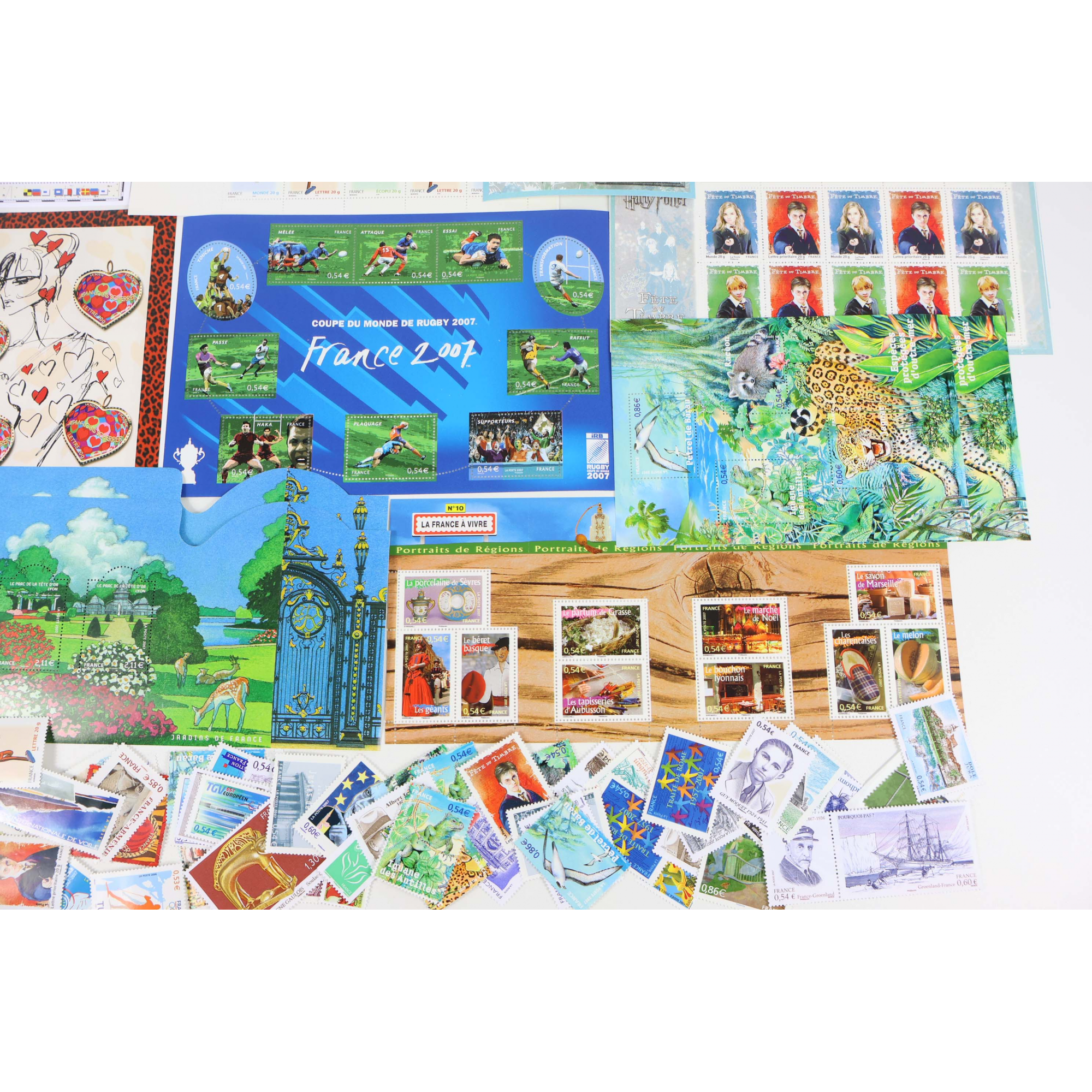 FRANCE LOT DE BLOCS-FEUILLETS ET TIMBRES EN EUROS COLLECTION/COURRIER VF 200€