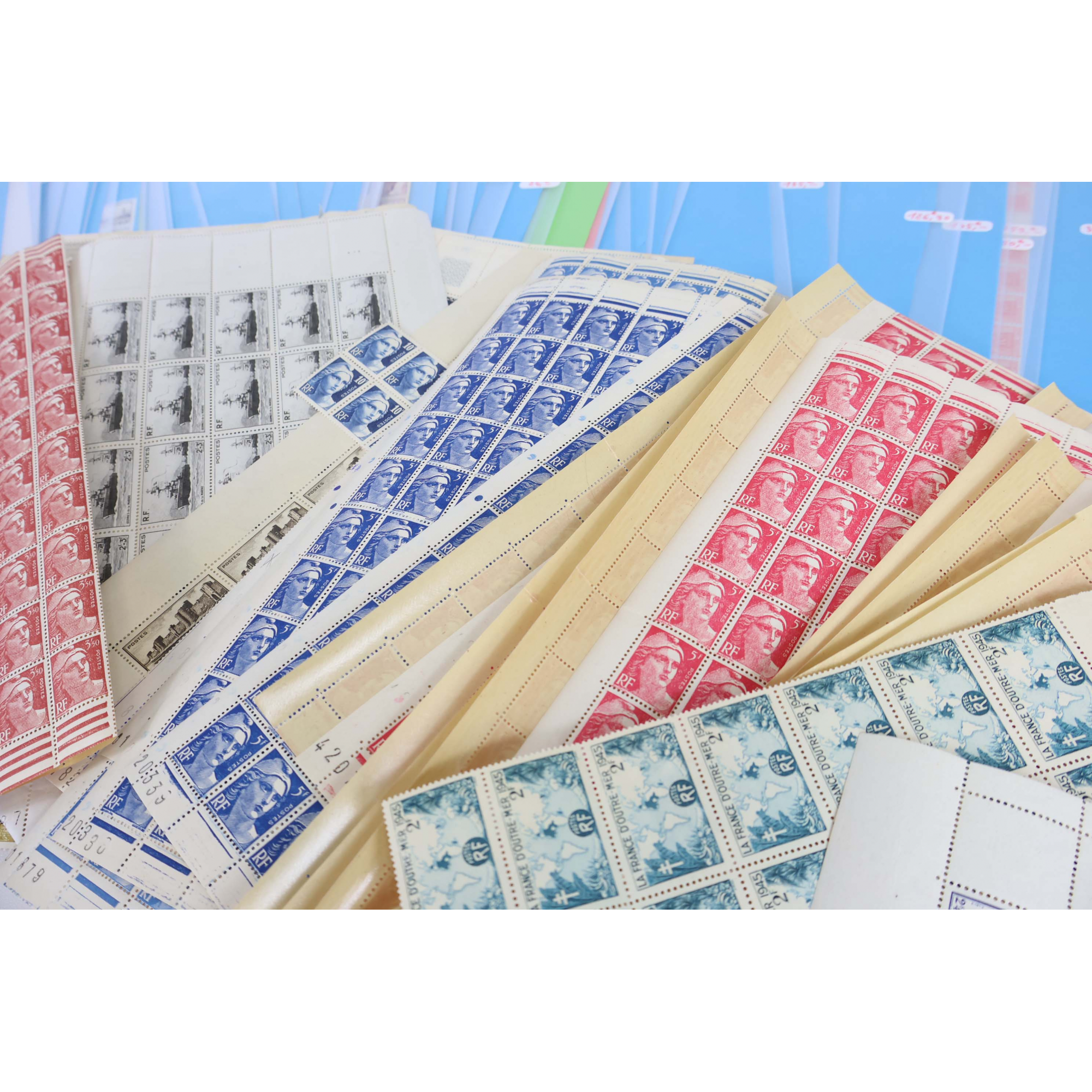 LOT TRÈS CONSÉQUENT DE FEUILLES COMPLÈTES DES ANNÉES 40 À 50 COTE 15000€