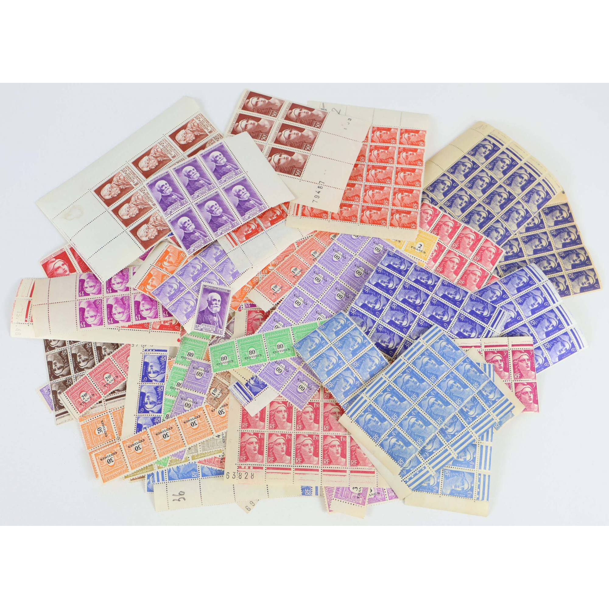 LOT TRÈS CONSÉQUENT DE FEUILLES COMPLÈTES DES ANNÉES 40 À 50 COTE 15000€