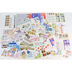 FRANCE IMPORTANT LOT DE TIMBRES/BLOCS-FEUILLETS/CARNETS EN FRANCS FAC 3561FFr