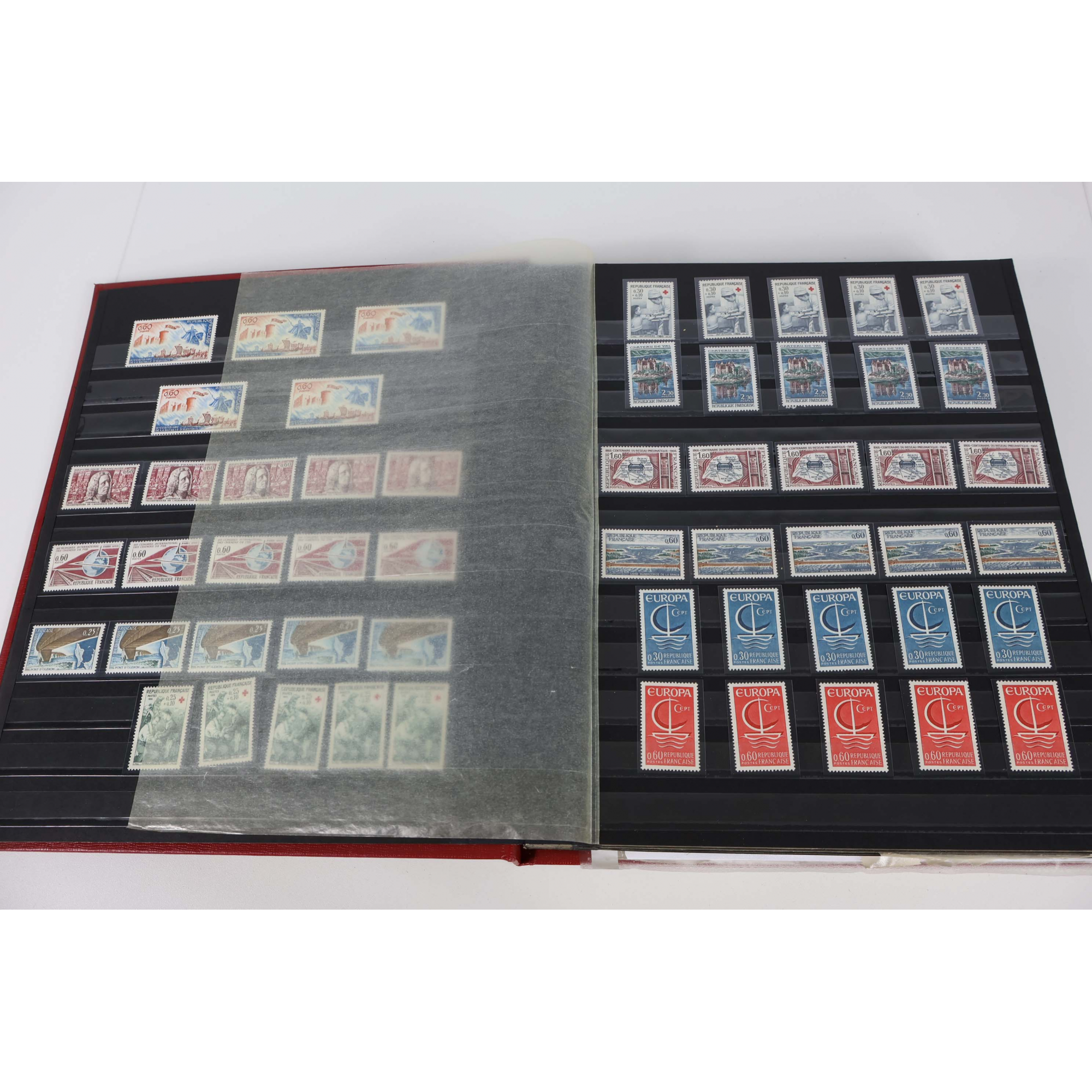 FRANCE STOCK EN 5 EXEMPLAIRES DE TIMBRES NEUFS** SUIVIS DANS UN ALBUM A BANDES