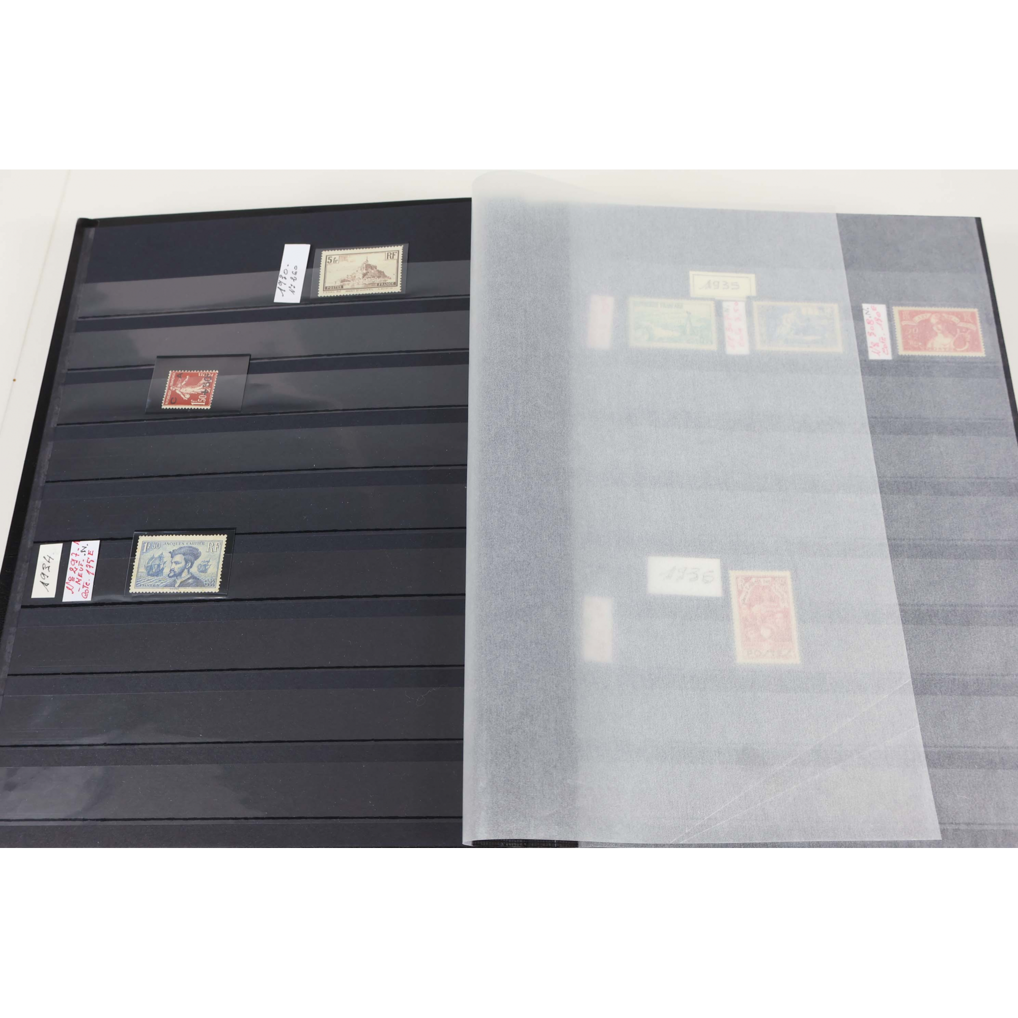 COLLECTION TIMBRES DE FRANCE ENTRE 1930 ET 1944 NEUFS DANS UN ALBUM LEUCHTTURM