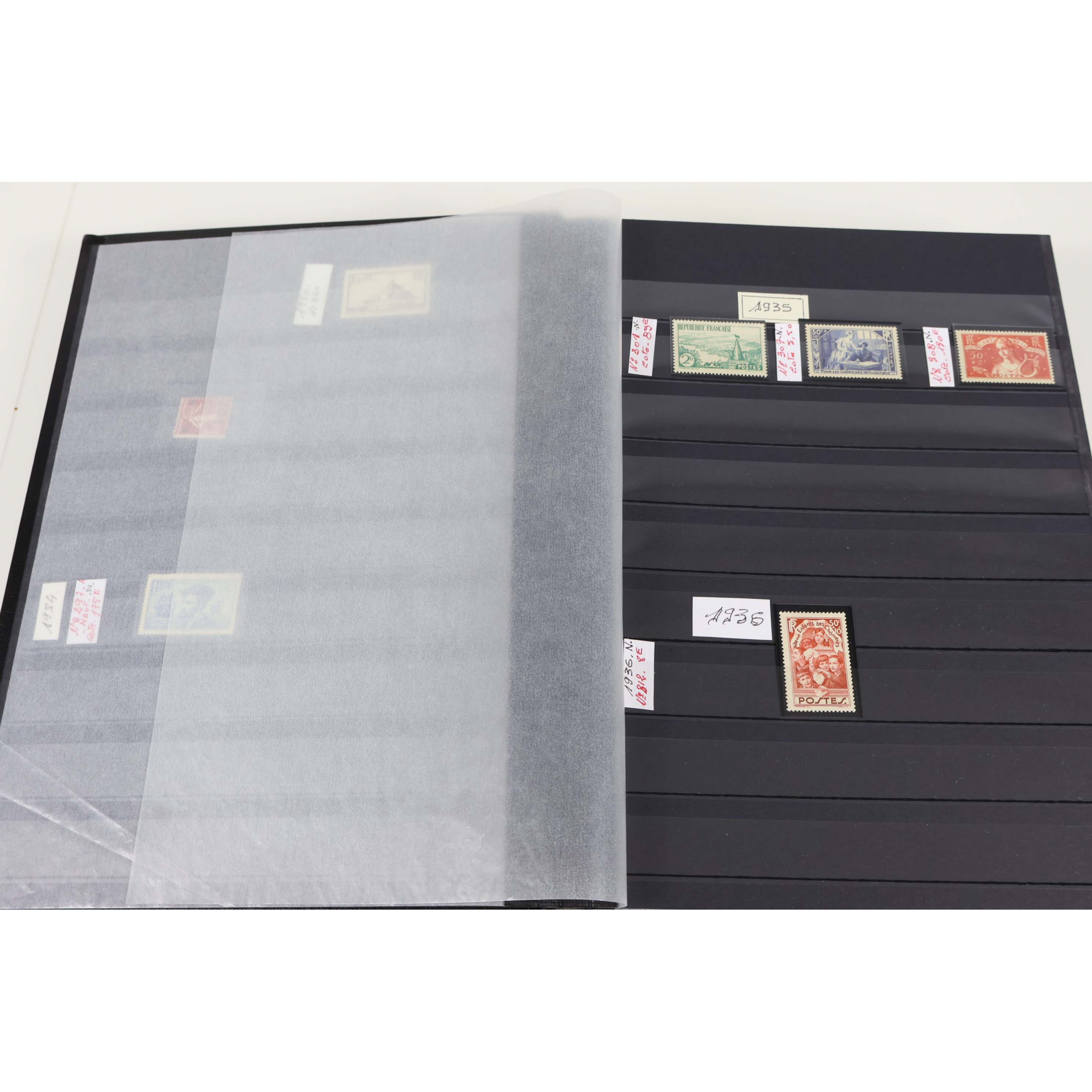 COLLECTION TIMBRES DE FRANCE ENTRE 1930 ET 1944 NEUFS DANS UN ALBUM LEUCHTTURM