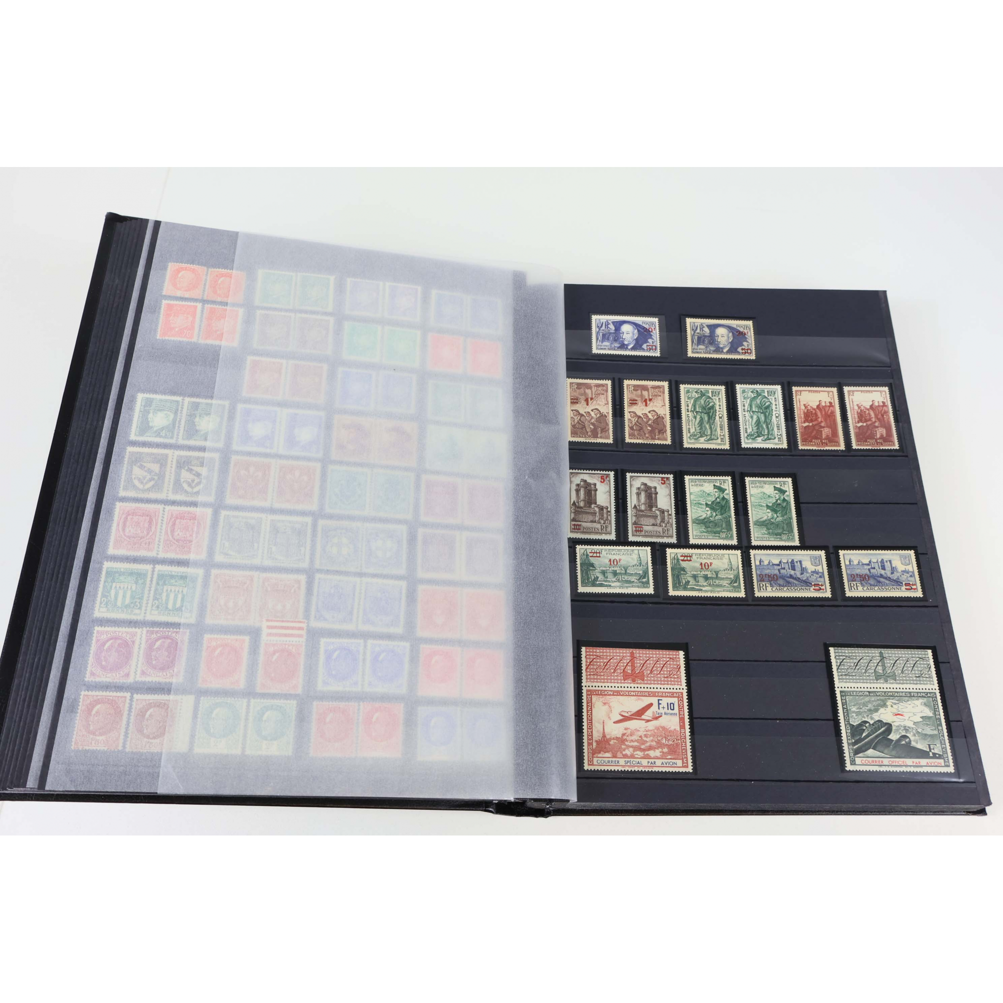 COLLECTION TIMBRES DE FRANCE ENTRE 1930 ET 1944 NEUFS DANS UN ALBUM LEUCHTTURM