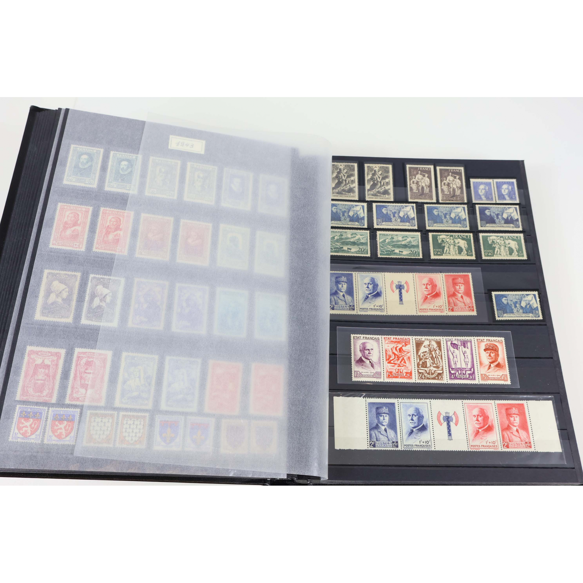 COLLECTION TIMBRES DE FRANCE ENTRE 1930 ET 1944 NEUFS DANS UN ALBUM LEUCHTTURM