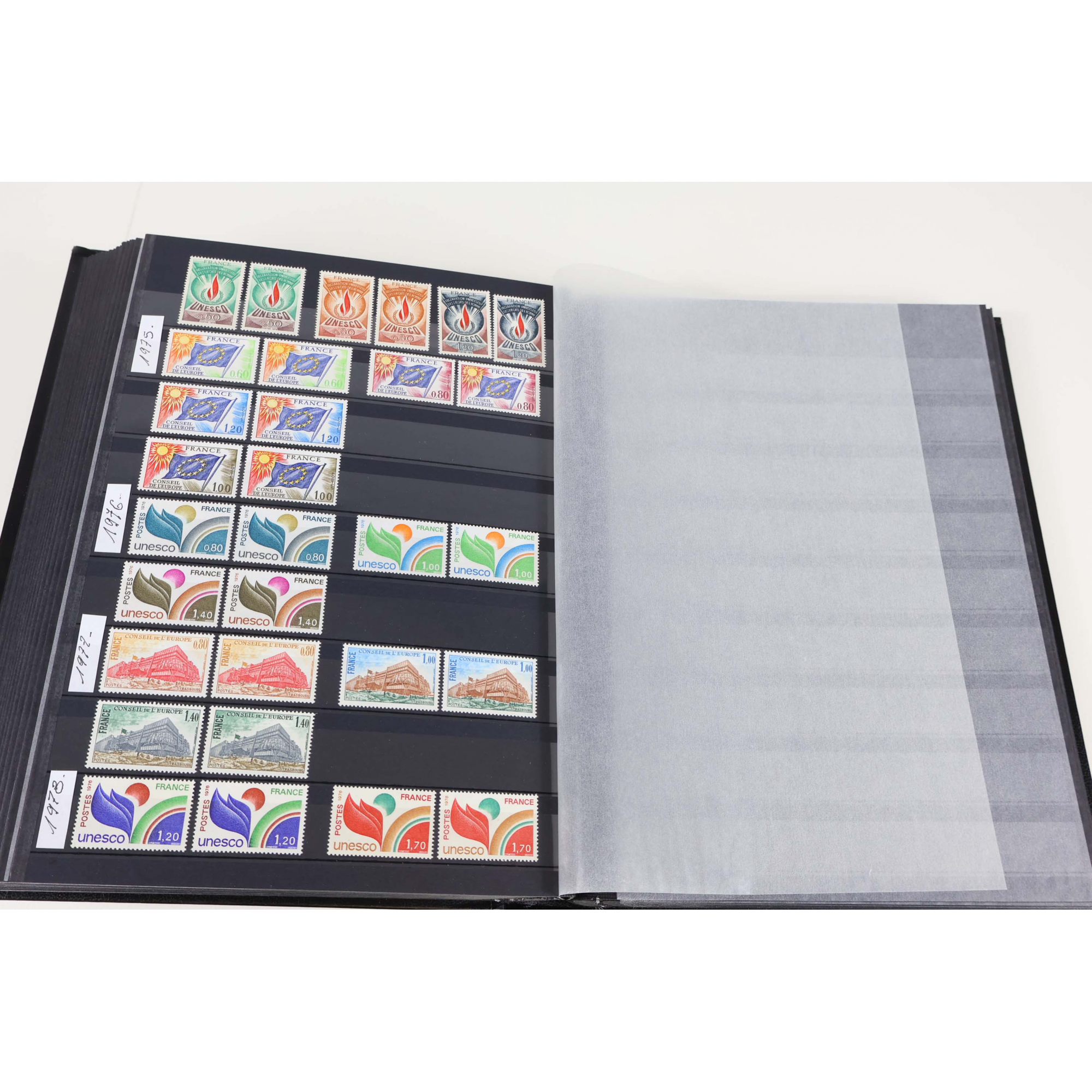 COLLECTION TIMBRES DE FRANCE ENTRE 1930 ET 1944 NEUFS DANS UN ALBUM LEUCHTTURM