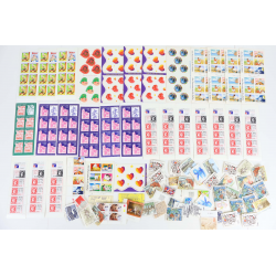 FRANCE LOT DE TIMBRES ET CARNETS EN FRANCS TIMBRES NEUFS** FACIALE 840FFr