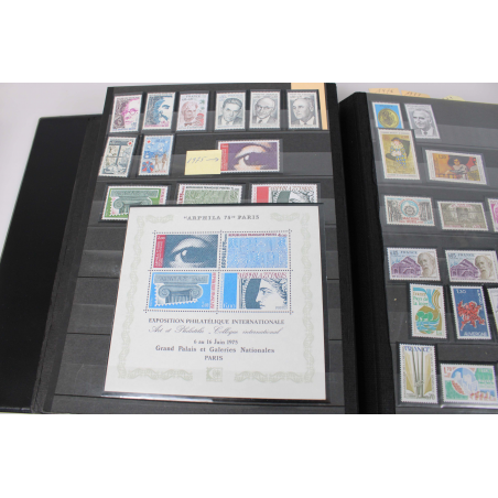 COLLECTION DE TIMBRES DE FRANCE NEUFS** DE 1968 A 1998 DANS UN ALBUM A BANDES