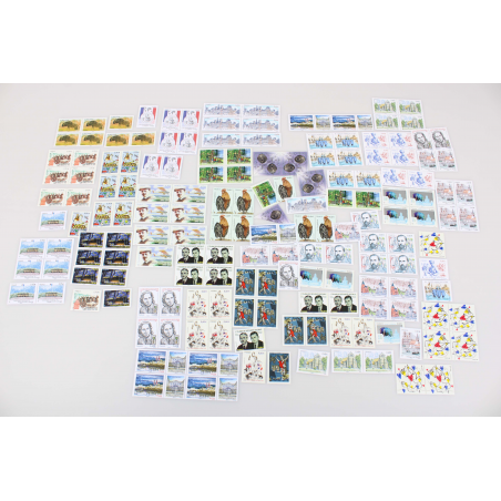 STOCK DE TIMBRES DE 2015 AVEC TIMBRES/BLOCS NOMBREUX EXEMPLAIRES GROSSE FACIALE