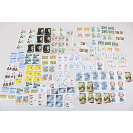 STOCK DE TIMBRES DE 2017 AVEC TIMBRES/BLOCS NOMBREUX EXEMPLAIRES GROSSE FACIALE