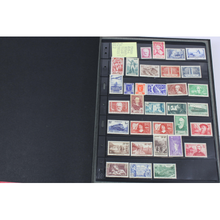 COLLECTION DE FRANCE 1935-39 ET 1943-78 TIMBRES NEUFS*/** DANS UN ALBUM A BANDES