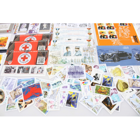 LOT DE FRANCE TIMBRES NEUFS** ANNÉE 2019 TIMBRES-POSTE ET BLOCS FACIALE 245 EUROS