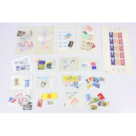 LOT ANDORRE TIMBRES MODERNES NEUFS** CARNETS ET TIMBRES-POSTE