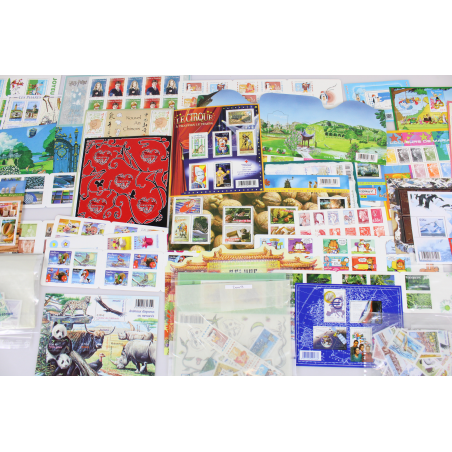 LOT DE TIMBRES/BLOCS 2005-09 NEUFS EN EUROS AFFRANCHISSEMENT/COLLECTION VF 480€