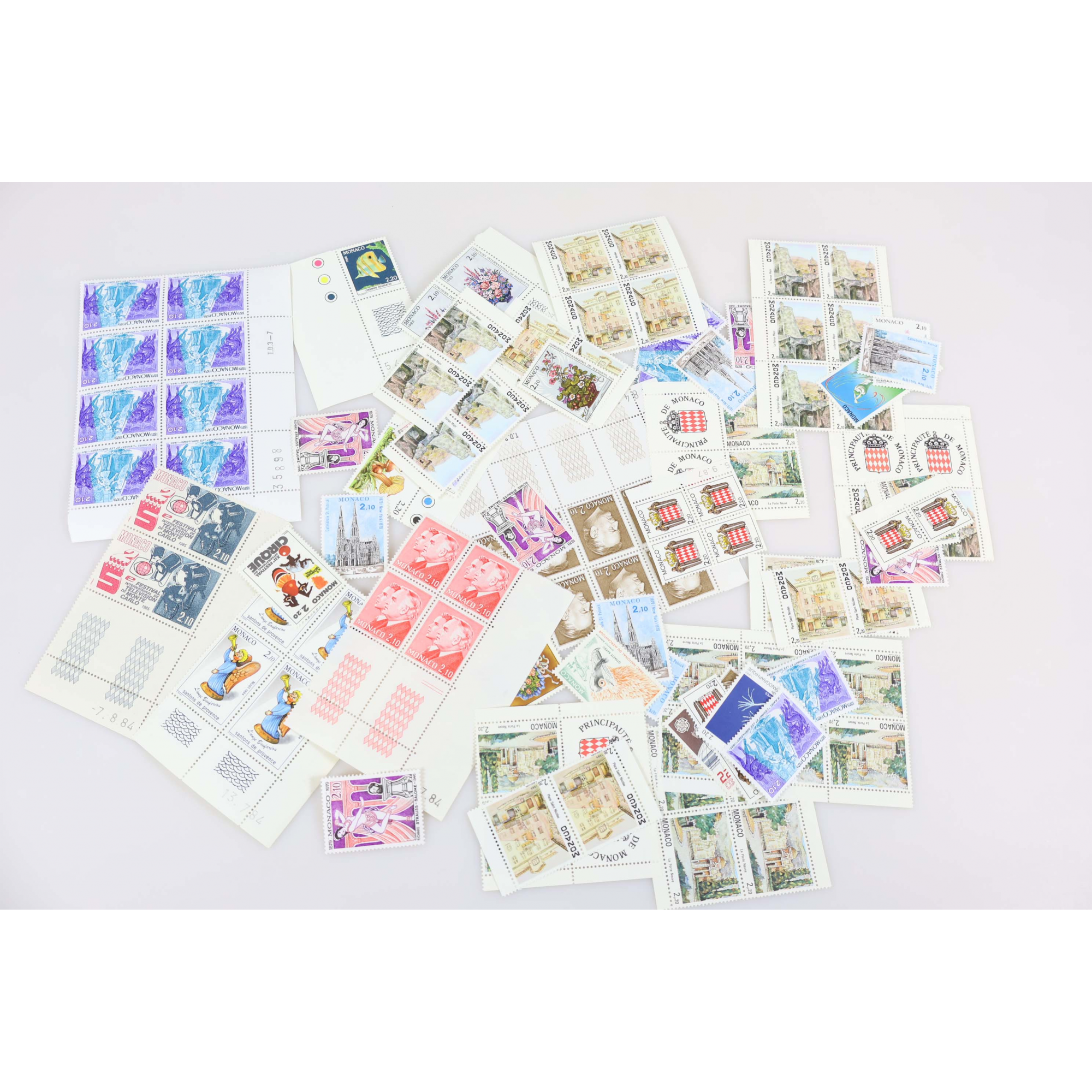 LOT DE TIMBRES DE MONACO CLASSÉS PAR VALEURS, NEUFS** VALEUR FACIALE 1371 EUROS