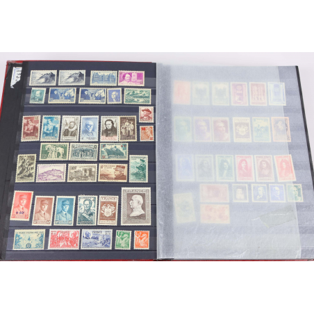 COLLECTION DE FRANCE DE TIMBRES NEUFS AVEC CHARNIÈRE DE 1942 À 1978