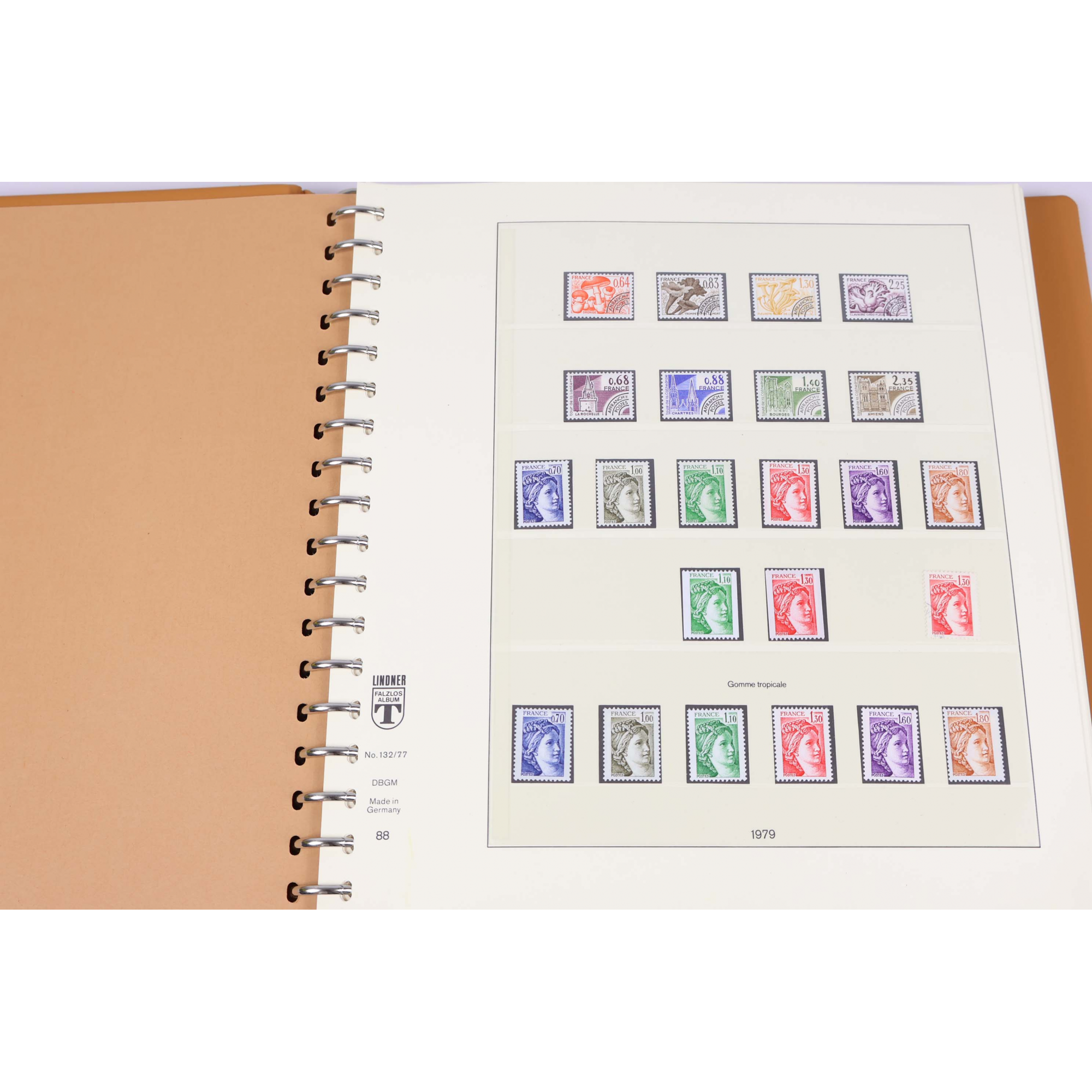 FRANCE, COLLECTION DE 1980 À 1988 TIMBRES NEUFS** DANS ALBUM LINDNER