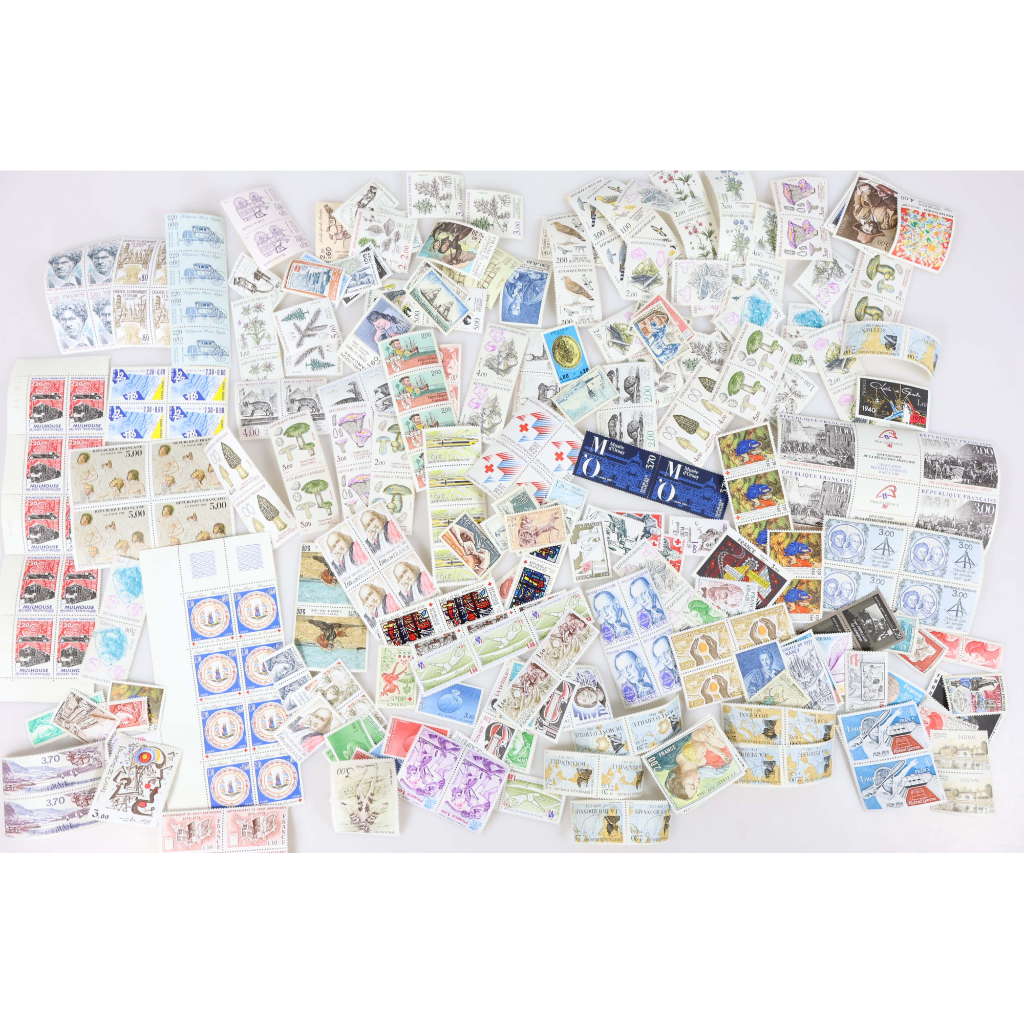 LOT DE TIMBRES EN FRANCS TOUTE VALEUR FACIALE 605 FRANCS, PROBLÈMES D'HUMIDITÉ