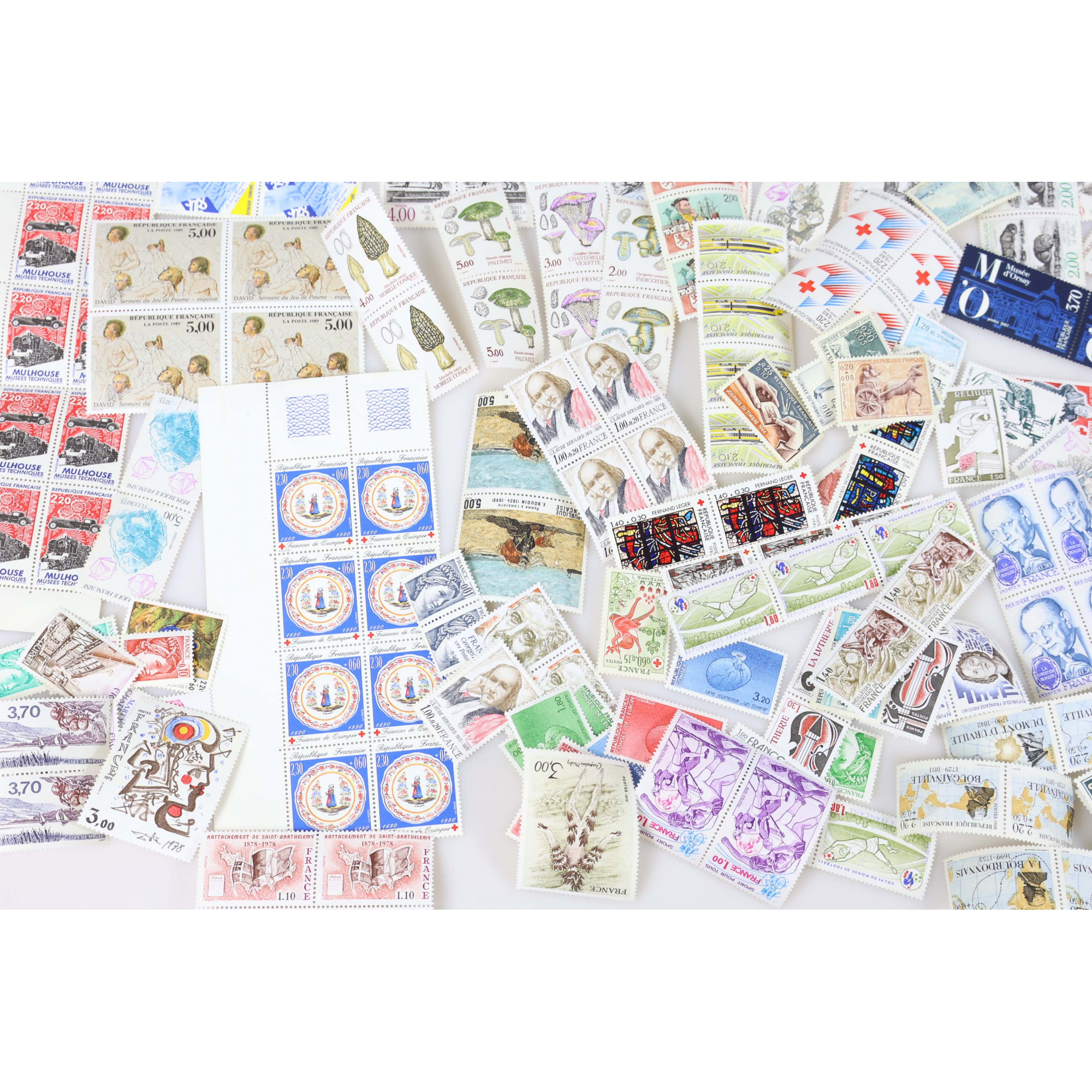 LOT DE TIMBRES EN FRANCS TOUTE VALEUR FACIALE 605 FRANCS, PROBLÈMES D'HUMIDITÉ