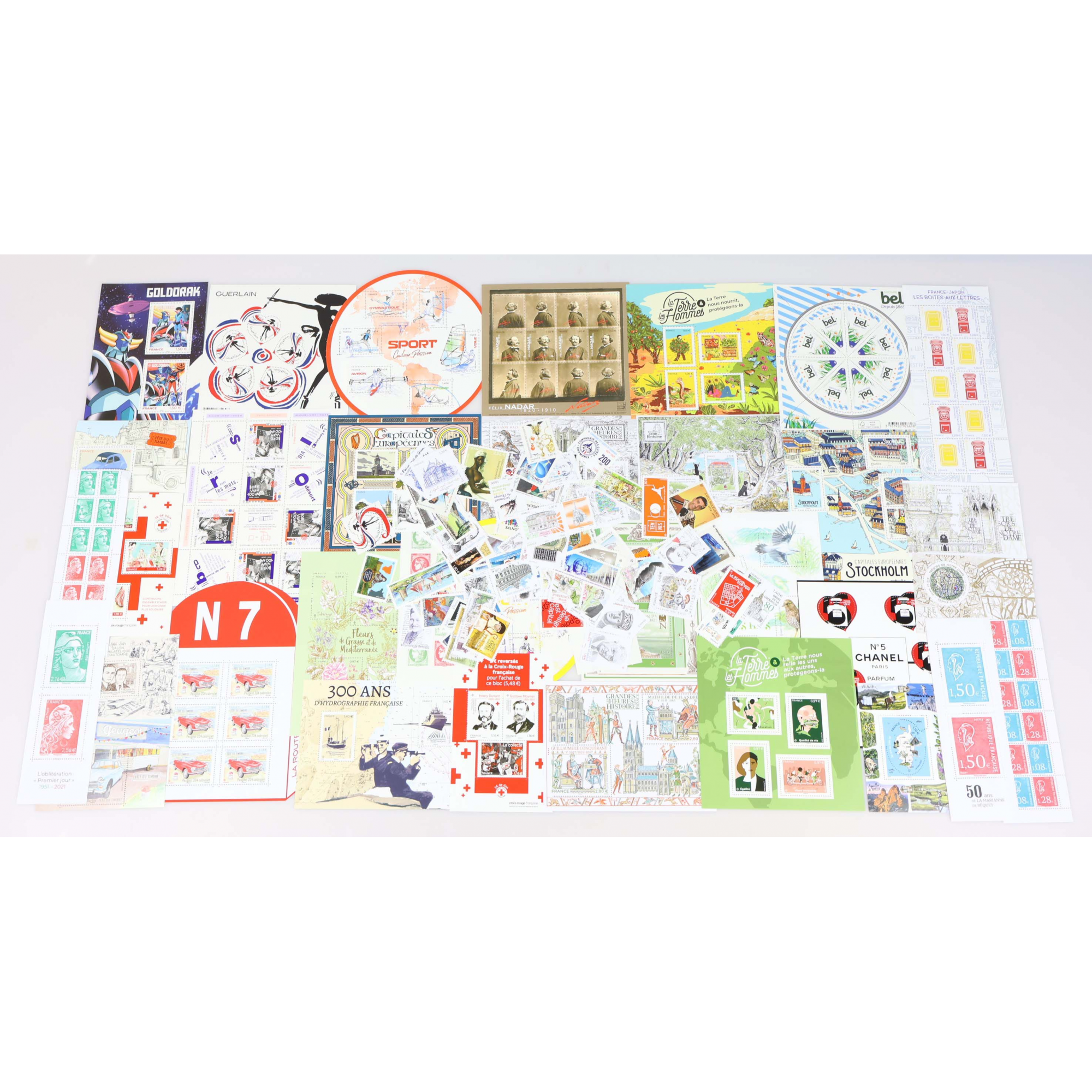 LOT DE BLOCS-FEUILLETS ET TIMBRES NEUFS** DE 2020 ET 2021 FACIALE 311€