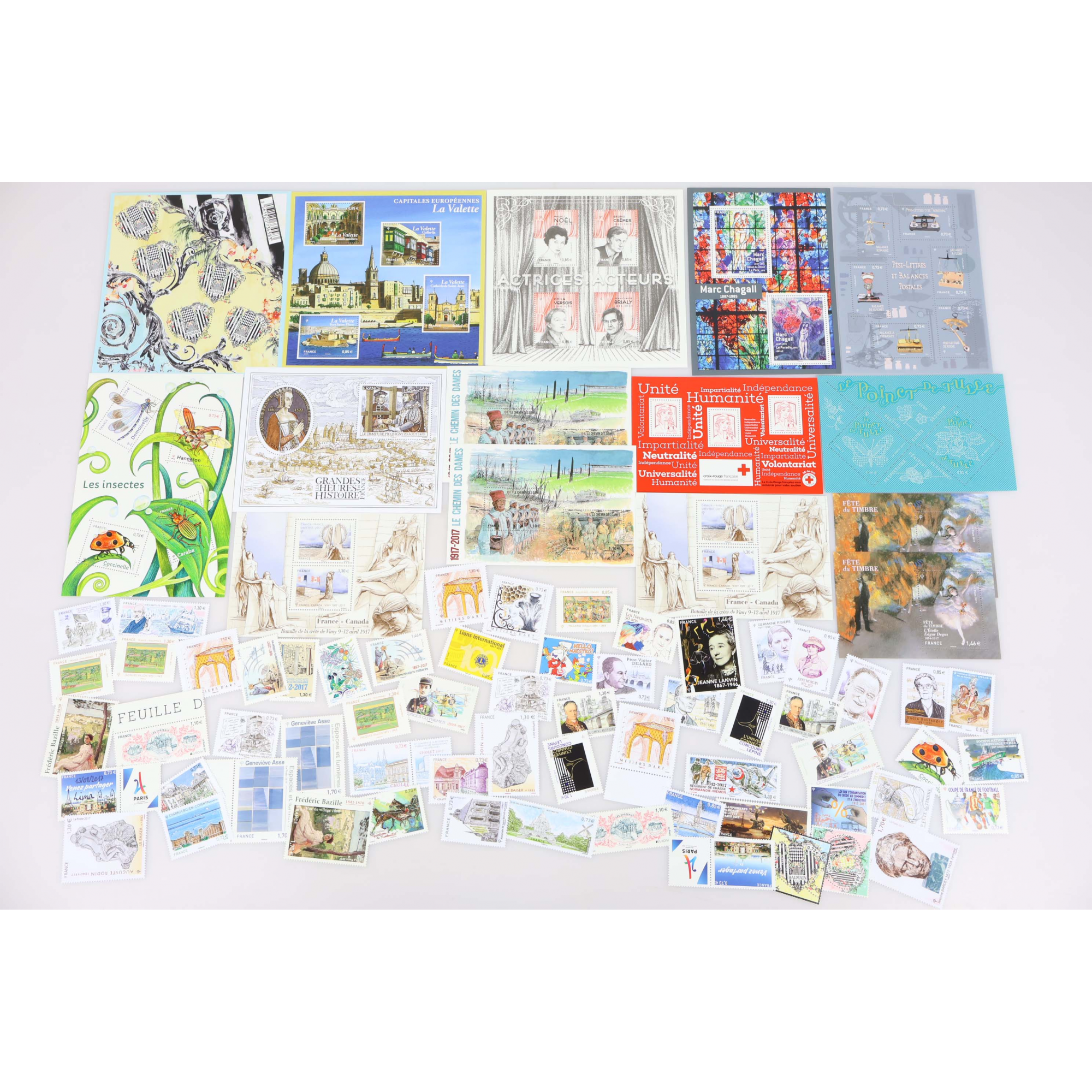 LOT DE BLOCS-FEUILLETS ET TIMBRES NEUFS** DE FRANCE DE 2017 FACIALE 112€