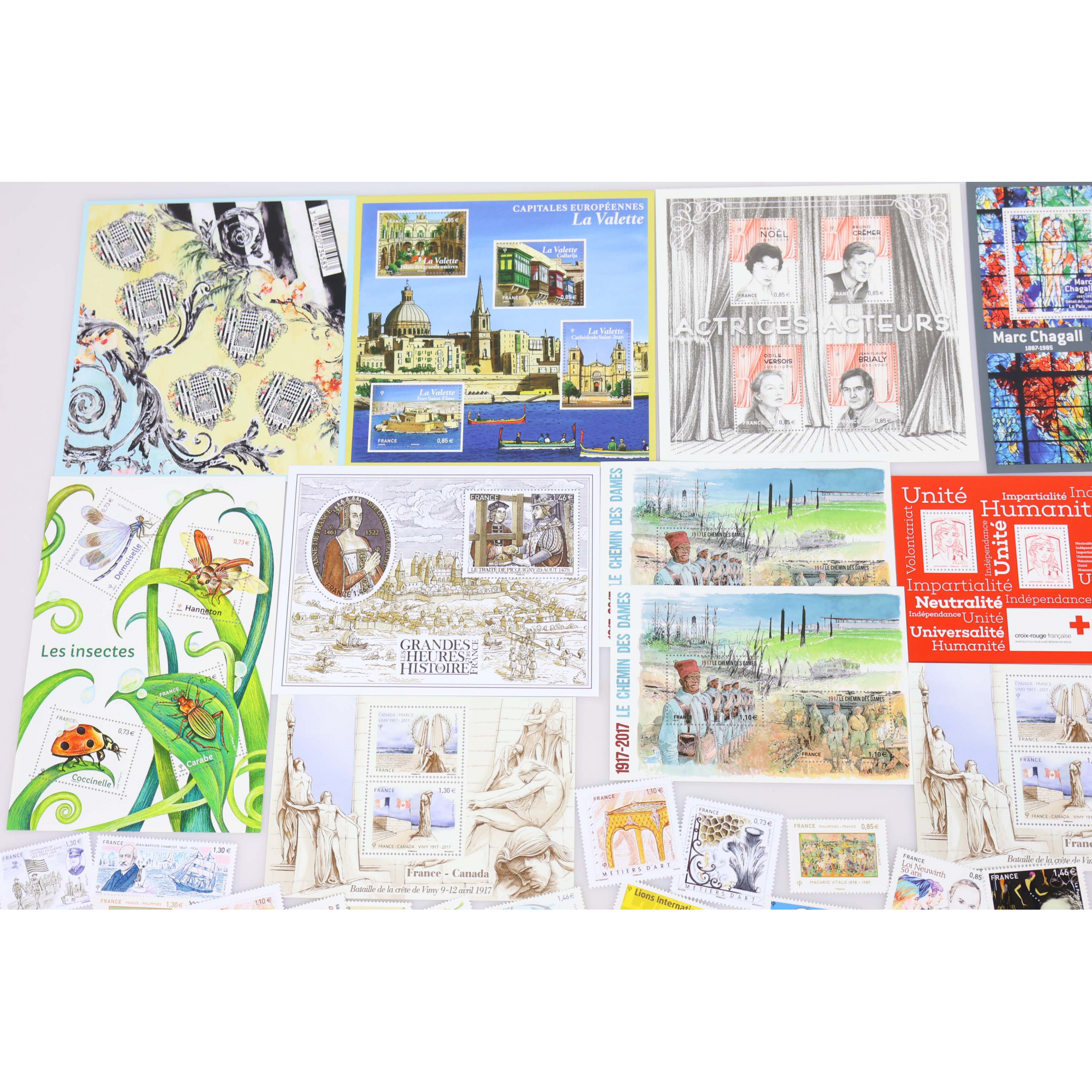 LOT DE BLOCS-FEUILLETS ET TIMBRES NEUFS** DE FRANCE DE 2017 FACIALE 112€