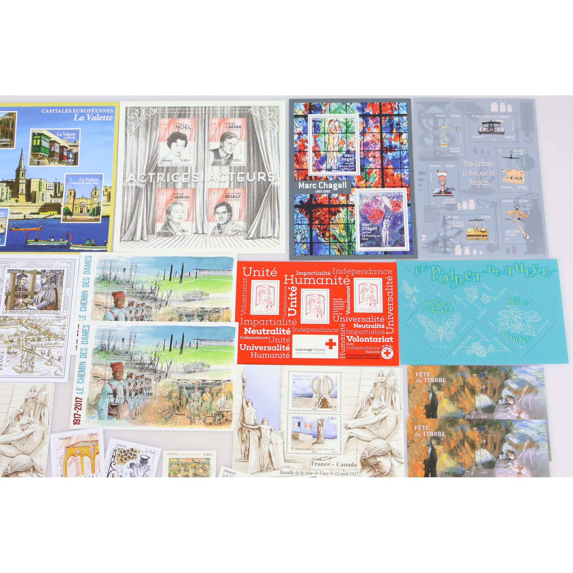LOT DE BLOCS-FEUILLETS ET TIMBRES NEUFS** DE FRANCE DE 2017 FACIALE 112€