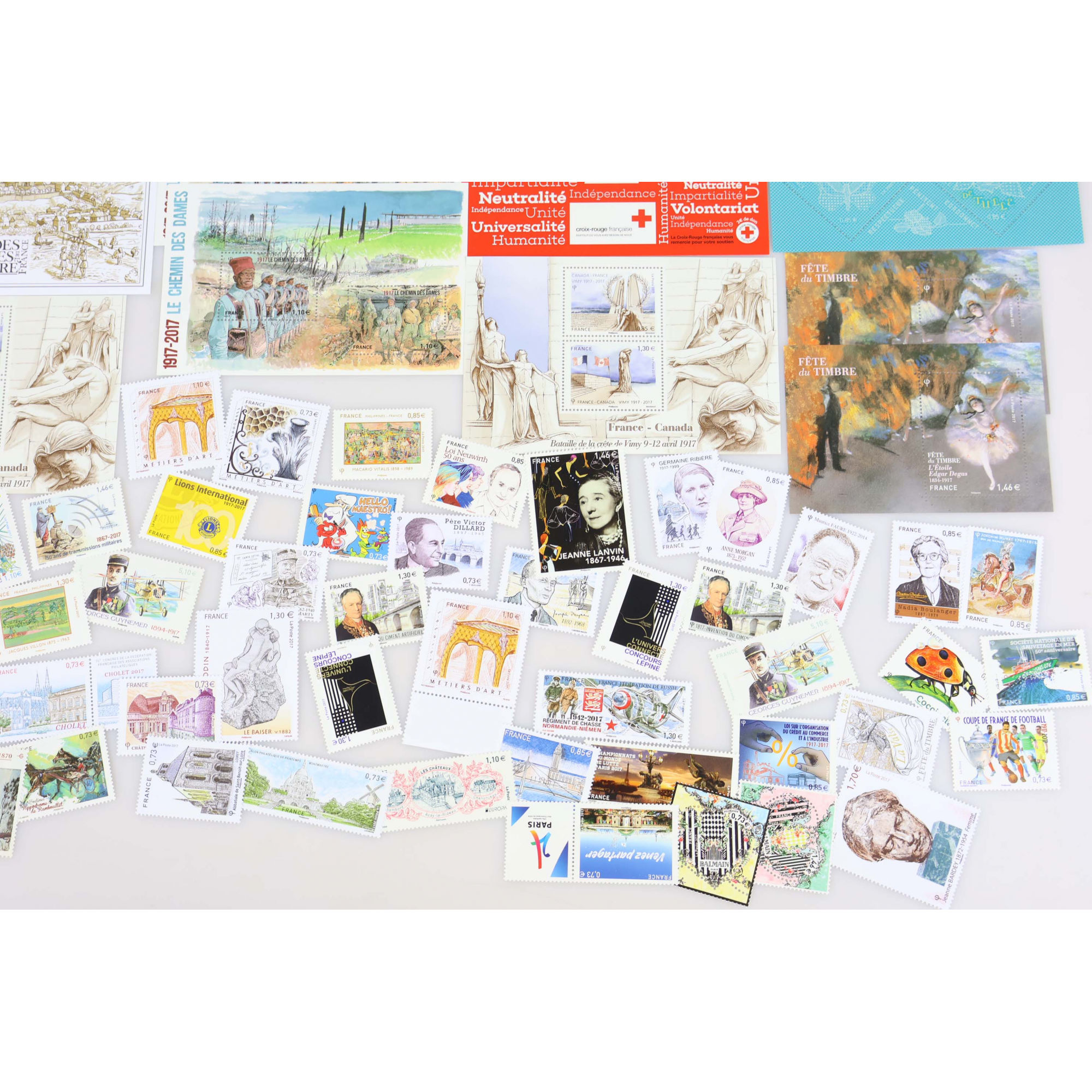 LOT DE BLOCS-FEUILLETS ET TIMBRES NEUFS** DE FRANCE DE 2017 FACIALE 112€