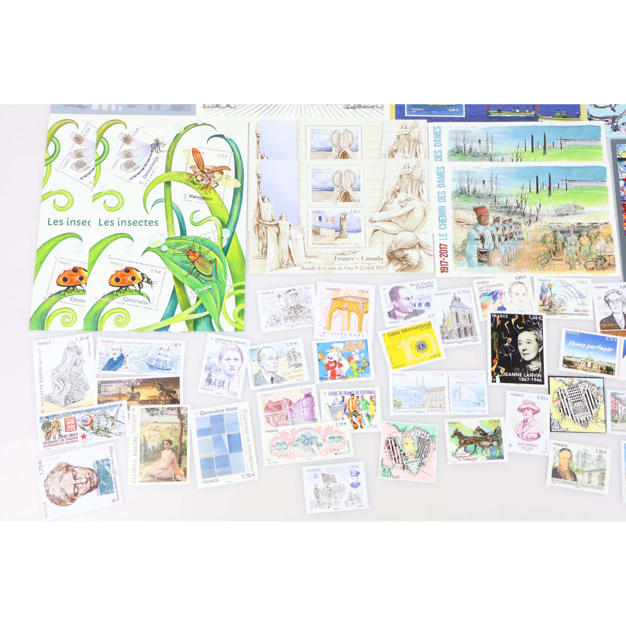 COLLECTION DE TIMBRES NEUFS** DE FRANCE DE L'ANNÉE 2017 AVEC DES DOUBLES