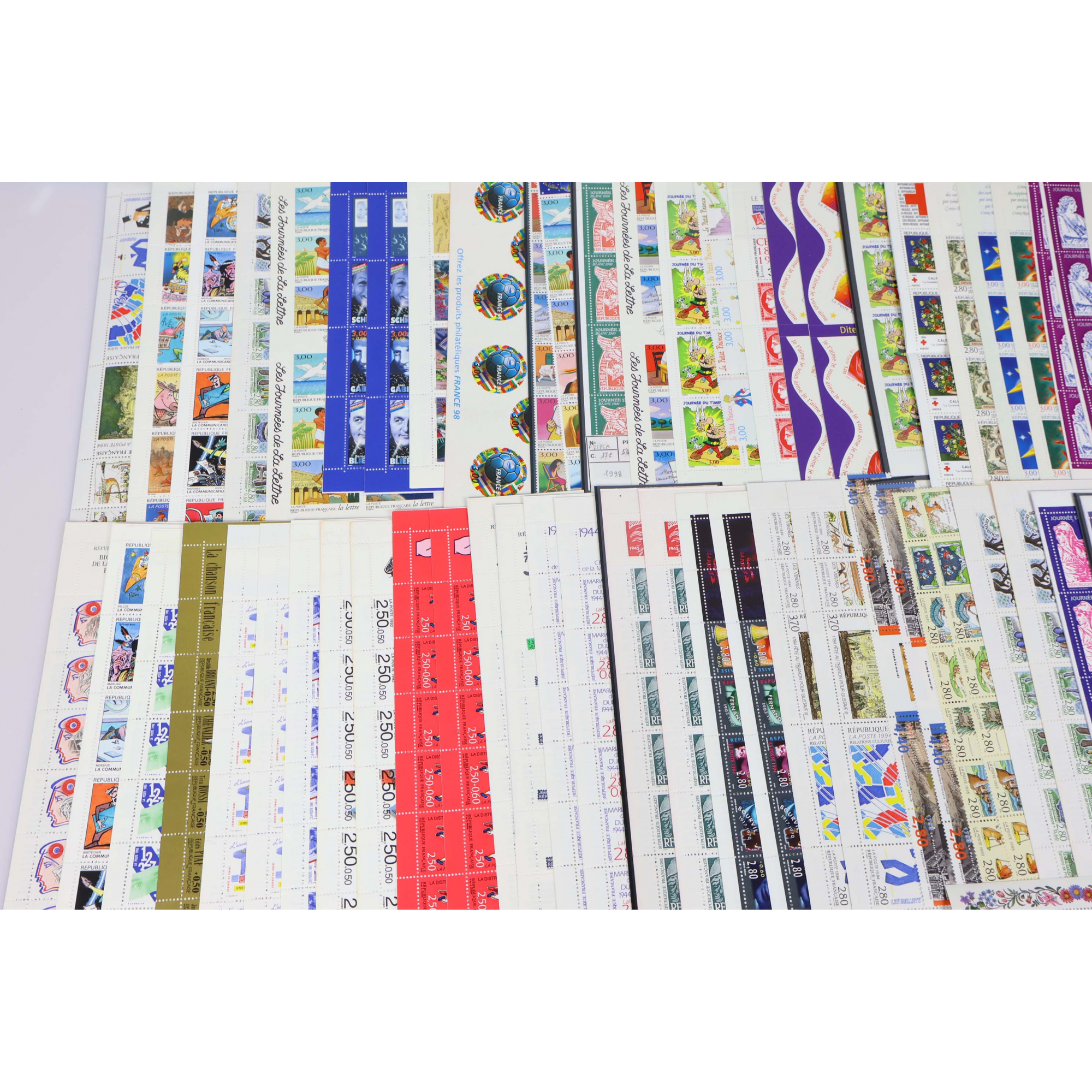 LOT DE CARNETS ET BLOCS EN FRANCS TIMBRES NEUFS** VALEUR FACIALE 2143 FFR