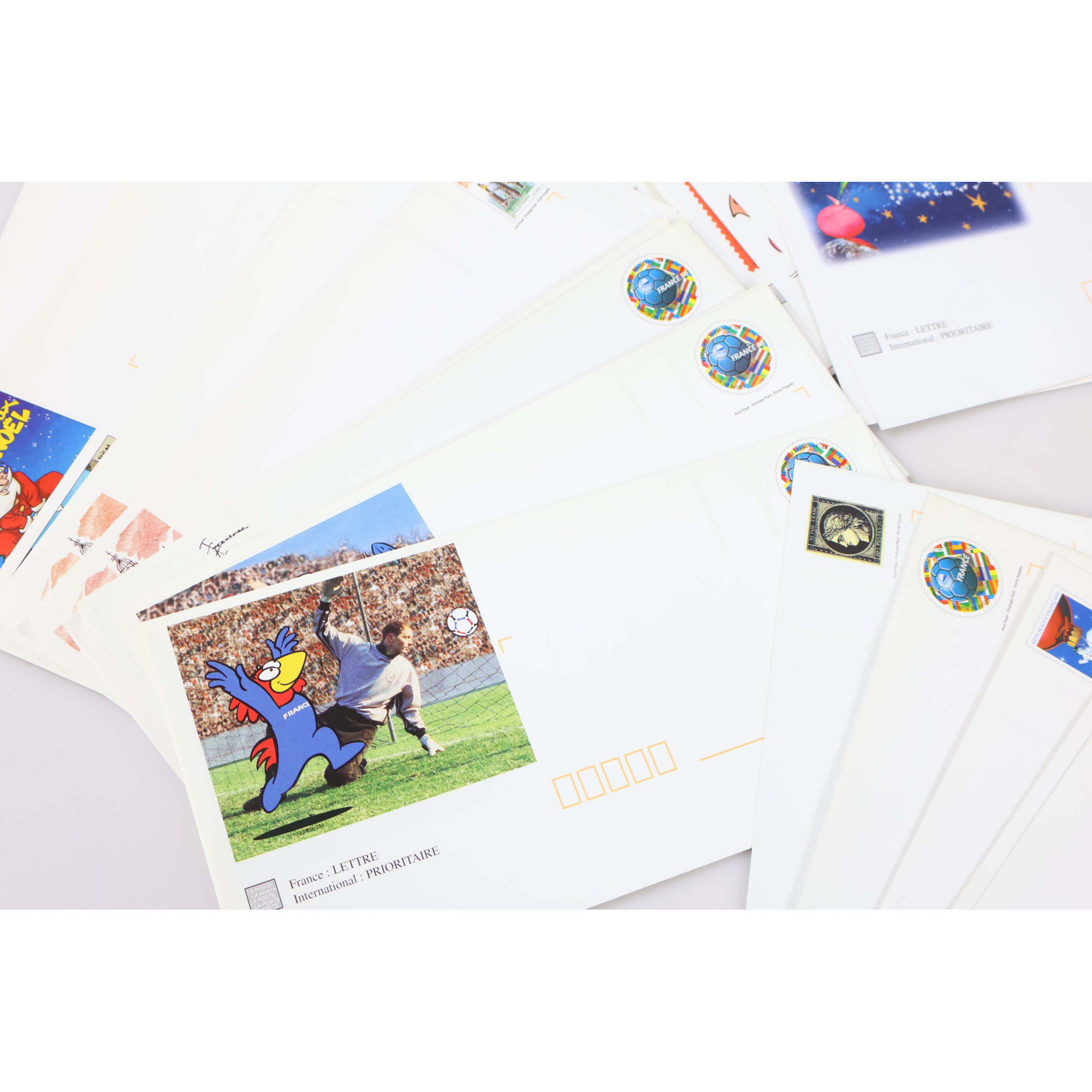 LOT DE 100 ENVELOPPES MONDE PRÉ-AFFRANCHIES POUR LETTRES 20G, THÈMES DIVERS