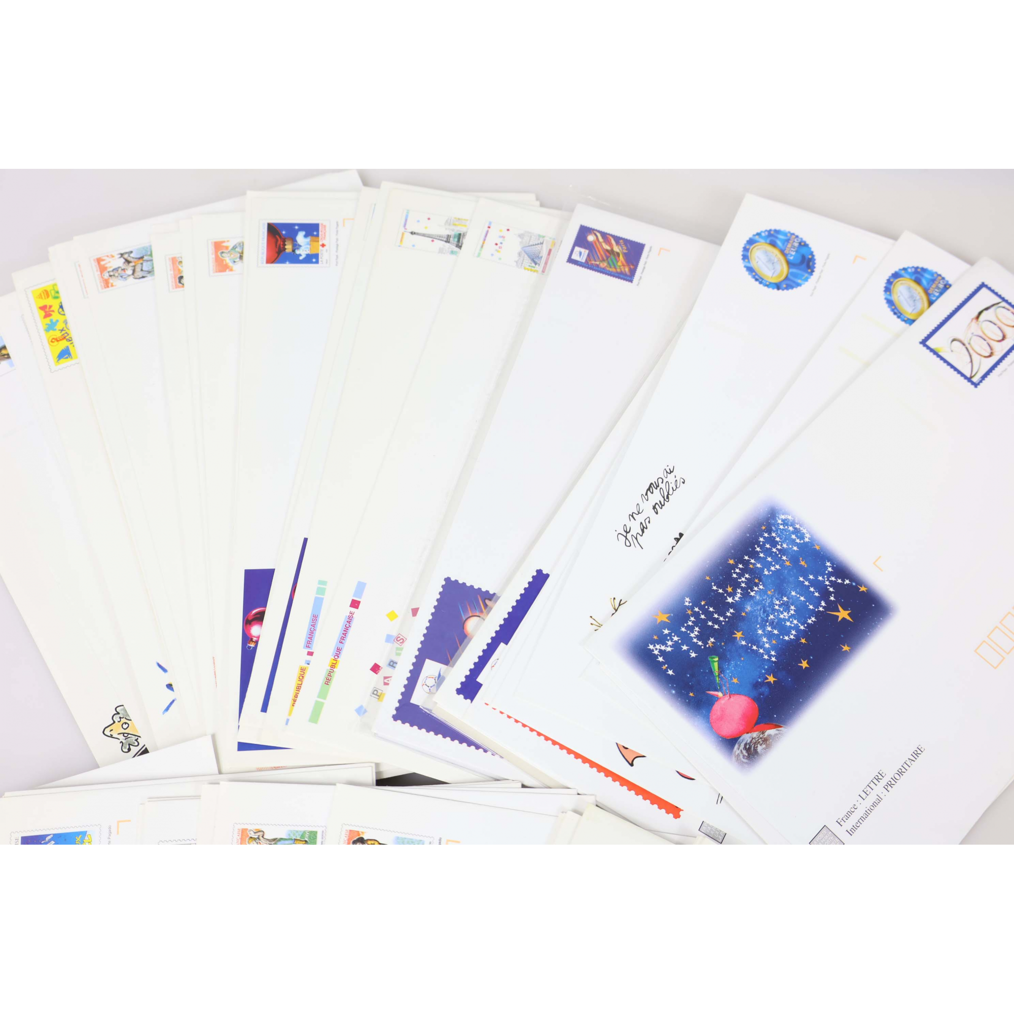 LOT DE 100 ENVELOPPES MONDE PRÉ-AFFRANCHIES POUR LETTRES 20G, THÈMES DIVERS