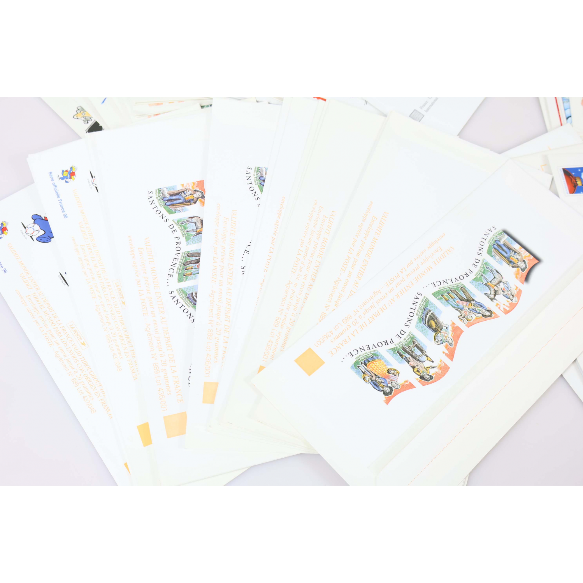 LOT DE 100 ENVELOPPES MONDE PRÉ-AFFRANCHIES POUR LETTRES 20G, THÈMES DIVERS