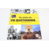FRANCE LIVRE DES TIMBRES " UN SIÈCLE DE VIE QUOTIDIENNE" 2002 - ANGLES ABIMÉS