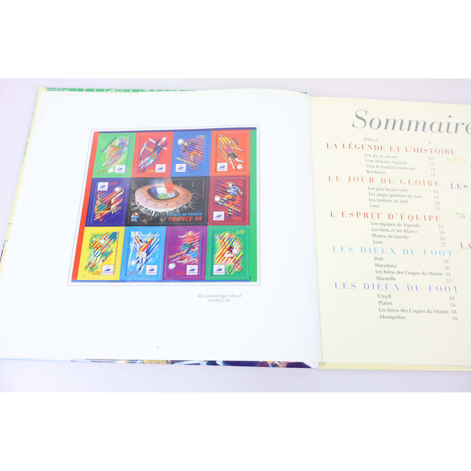 FRANCE, LIVRE DES TIMBRES "LES MÉMOIRES DE FOOTIX : 70 ANS DE COUPES DU MONDE"
