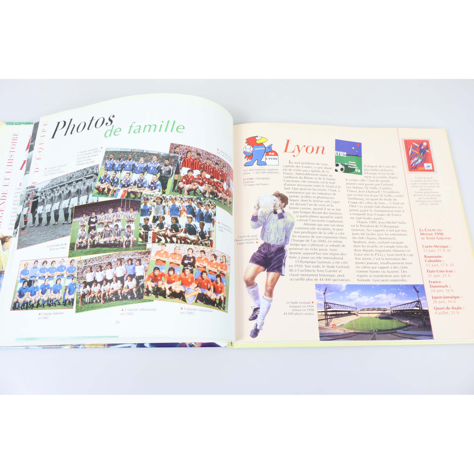 FRANCE, LIVRE DES TIMBRES "LES MÉMOIRES DE FOOTIX : 70 ANS DE COUPES DU MONDE"