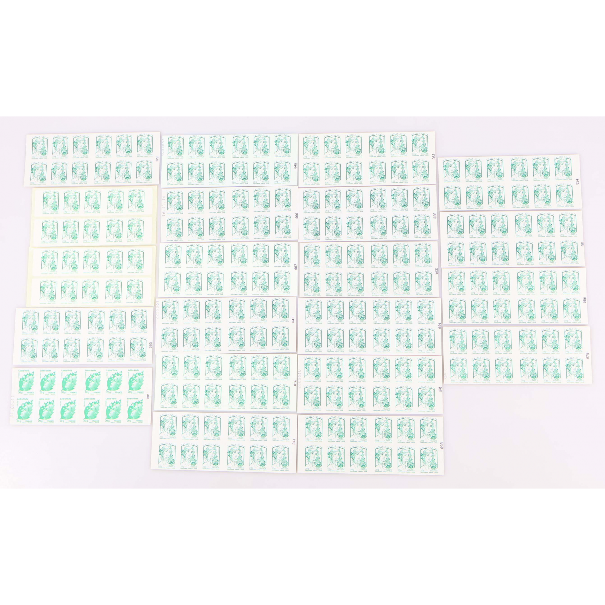 LOT DE 248 AFFRANCHISSEMENTS LETTRES VERTES AVEC 21 CARNETS MARIANNE AUTODHÉSIFS