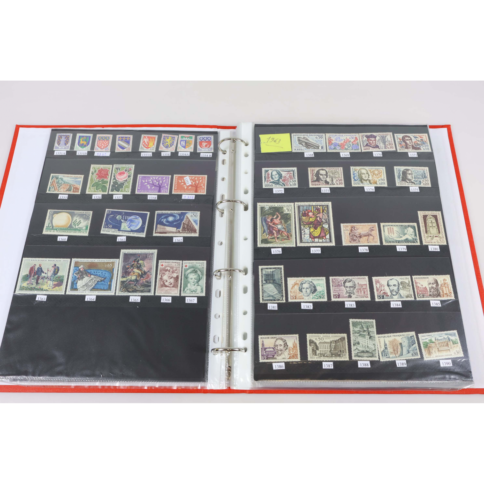 COLLECTION DE FRANCE DE 1961 À 1979 TIMBRES NEUFS** AVEC CLASSEUR ET POCHETTES