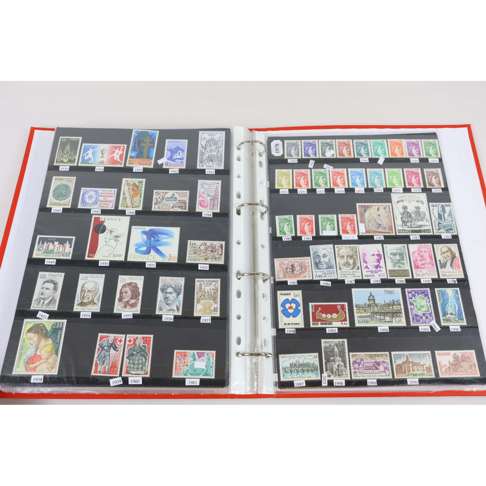 COLLECTION DE FRANCE DE 1961 À 1979 TIMBRES NEUFS** AVEC CLASSEUR ET POCHETTES