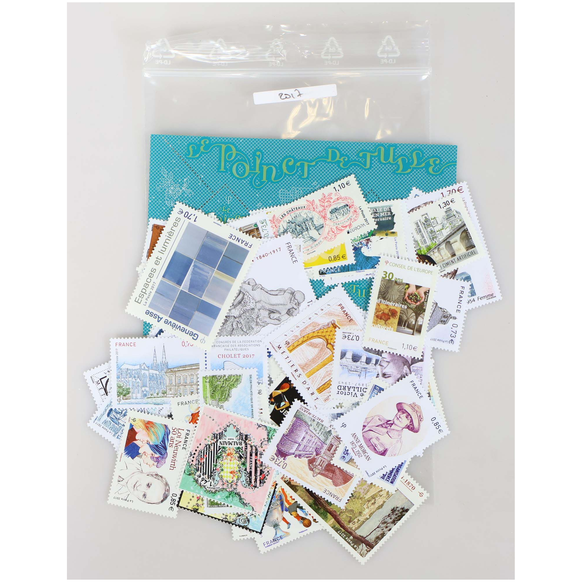 COLLECTION DE TIMBRES-POSTE DE 2017 À 2019 TRIÉS PAR ANNÉES TIMBRES NEUFS**