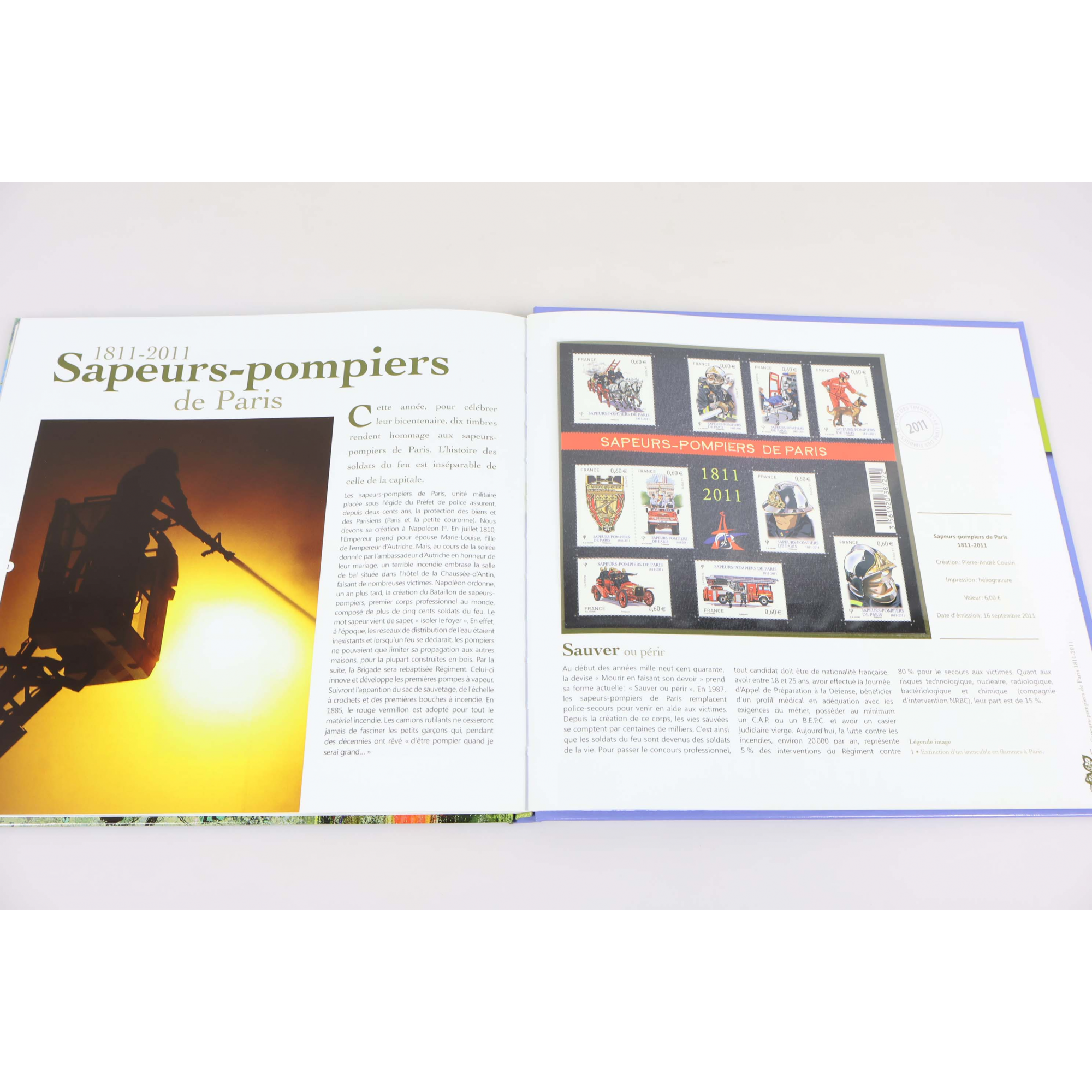 LE LIVRE DES TIMBRES FRANCE ANNÉE 2011 COMPLET NEUFS**, LÉGÈRES RAYURES BOITIER