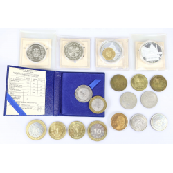 LOT DE PIECES / MEDAILLES / JETONS COMMÉMORATIFS VATICAN/ LIBERIA/ FUTUROSCOPE..