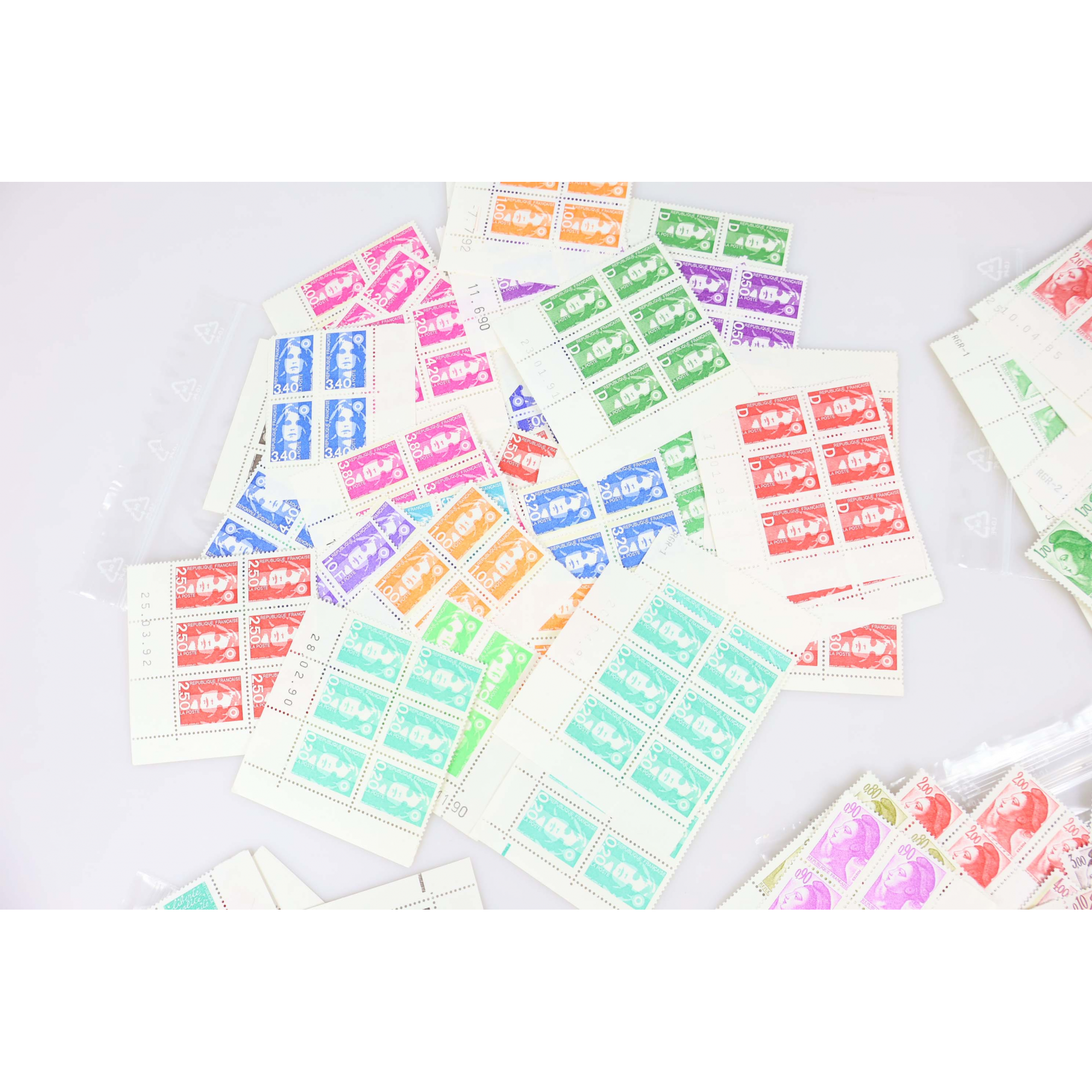 THEMATIQUE MARIANNE EN COINS DATÉS, NOMBREUX BLOCS DE 4 - 6 -10 TIMBRES NEUFS**