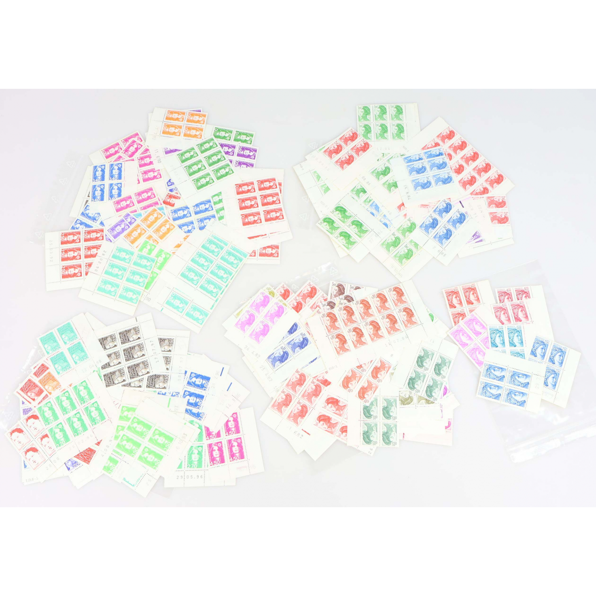 THEMATIQUE MARIANNE EN COINS DATÉS, NOMBREUX BLOCS DE 4 - 6 -10 TIMBRES NEUFS**