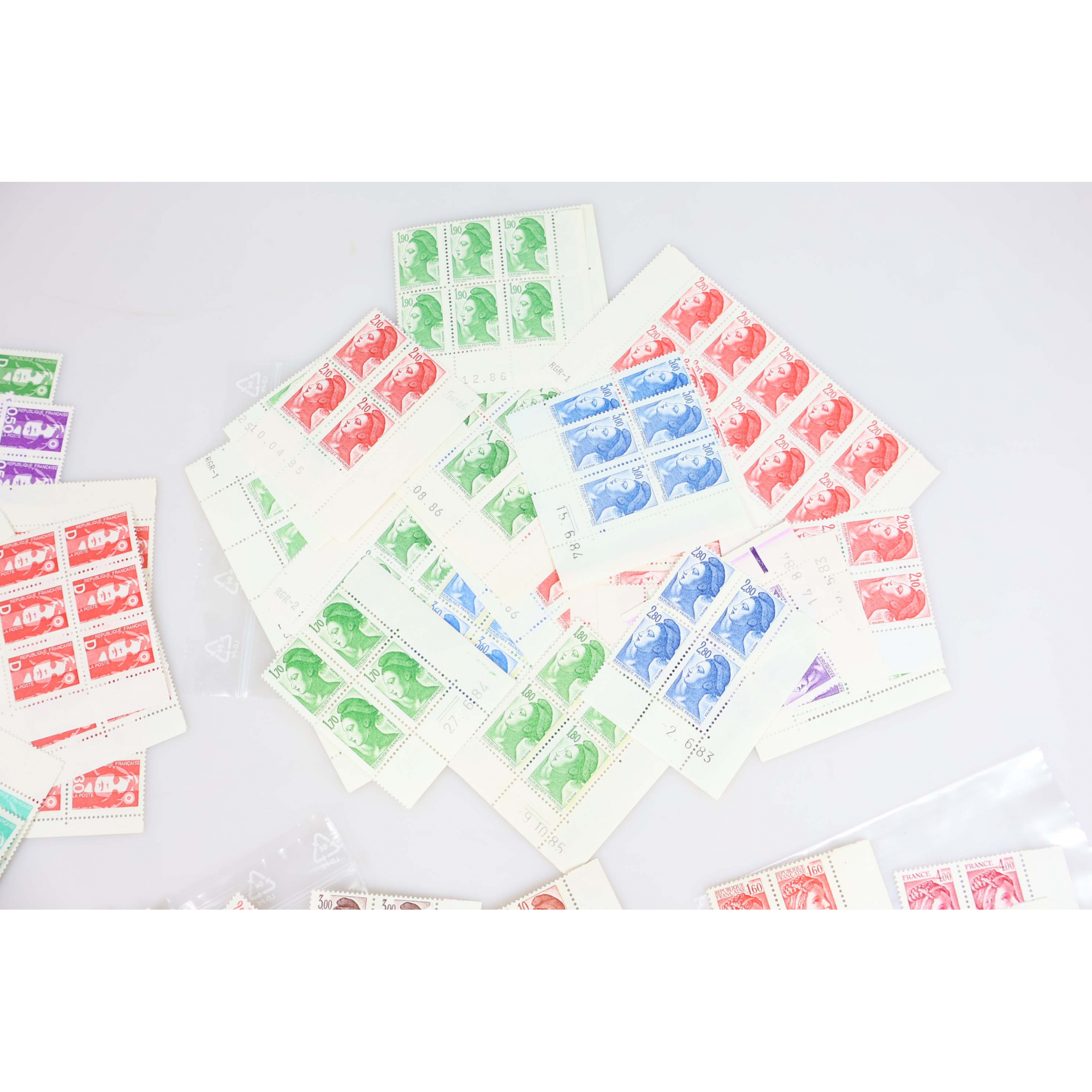 THEMATIQUE MARIANNE EN COINS DATÉS, NOMBREUX BLOCS DE 4 - 6 -10 TIMBRES NEUFS**