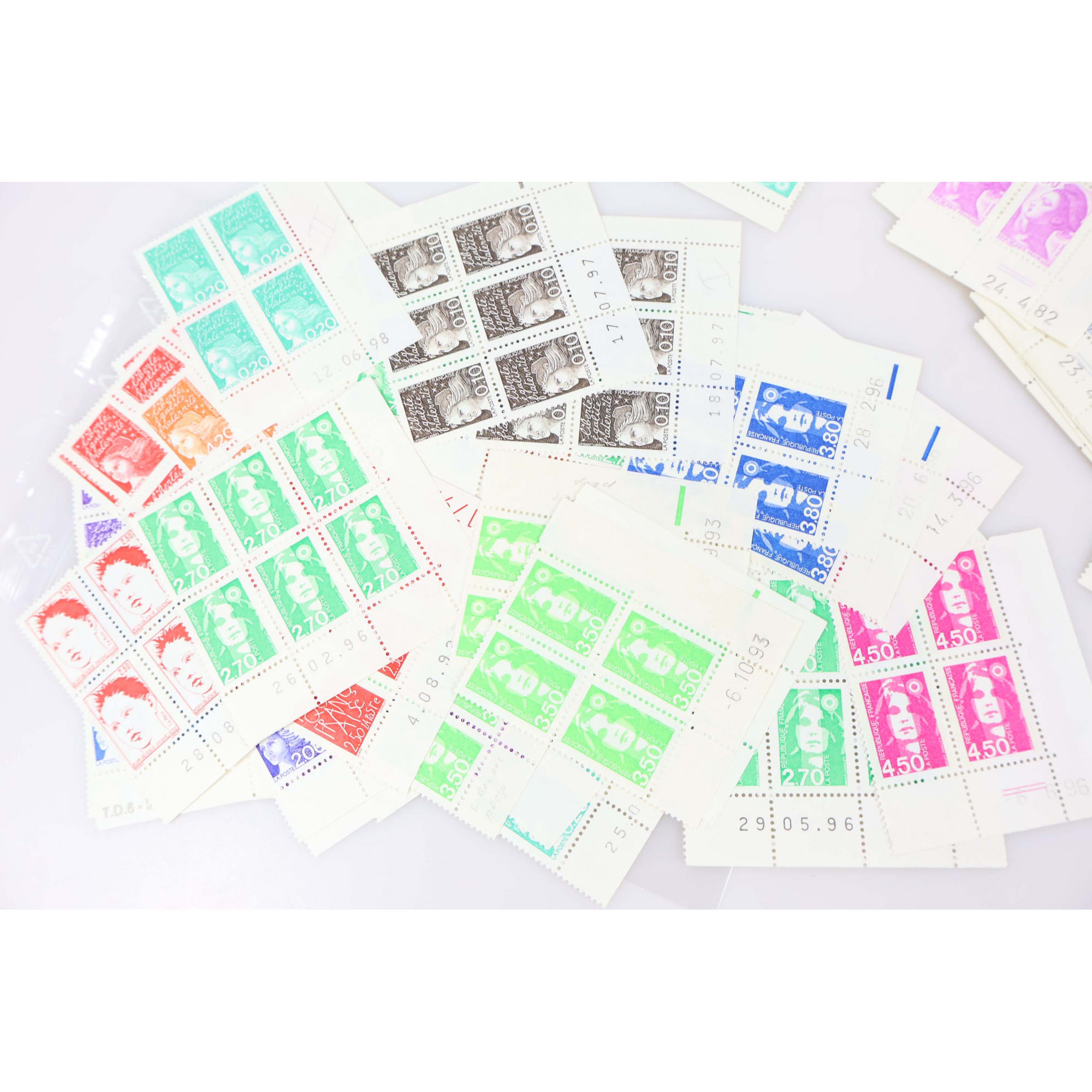 THEMATIQUE MARIANNE EN COINS DATÉS, NOMBREUX BLOCS DE 4 - 6 -10 TIMBRES NEUFS**