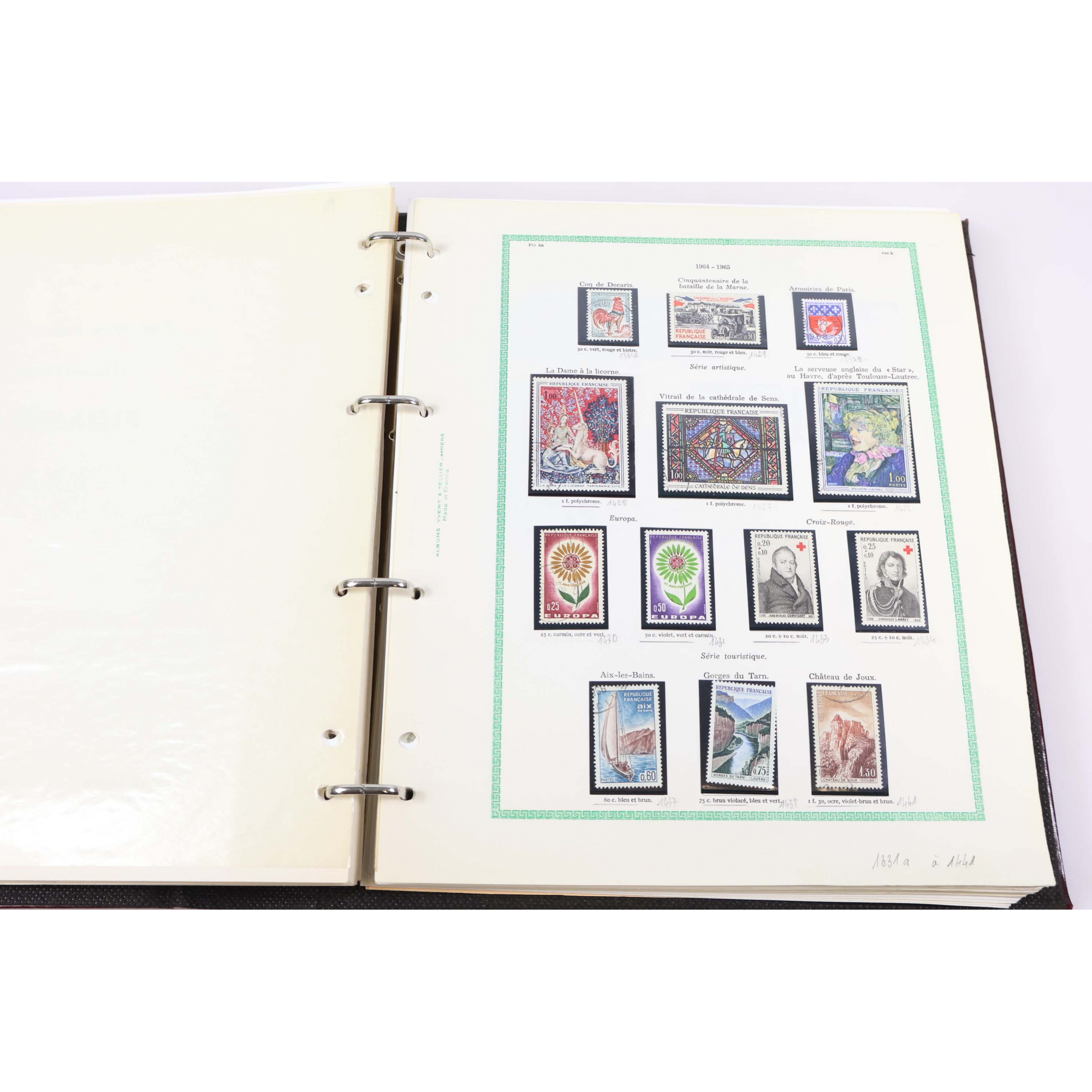 COLLECTION DE TIMBRES DE FRANCE NEUFS ET OBLITÉRÉS DE 1958 À 1976 DANS UN ALBUM