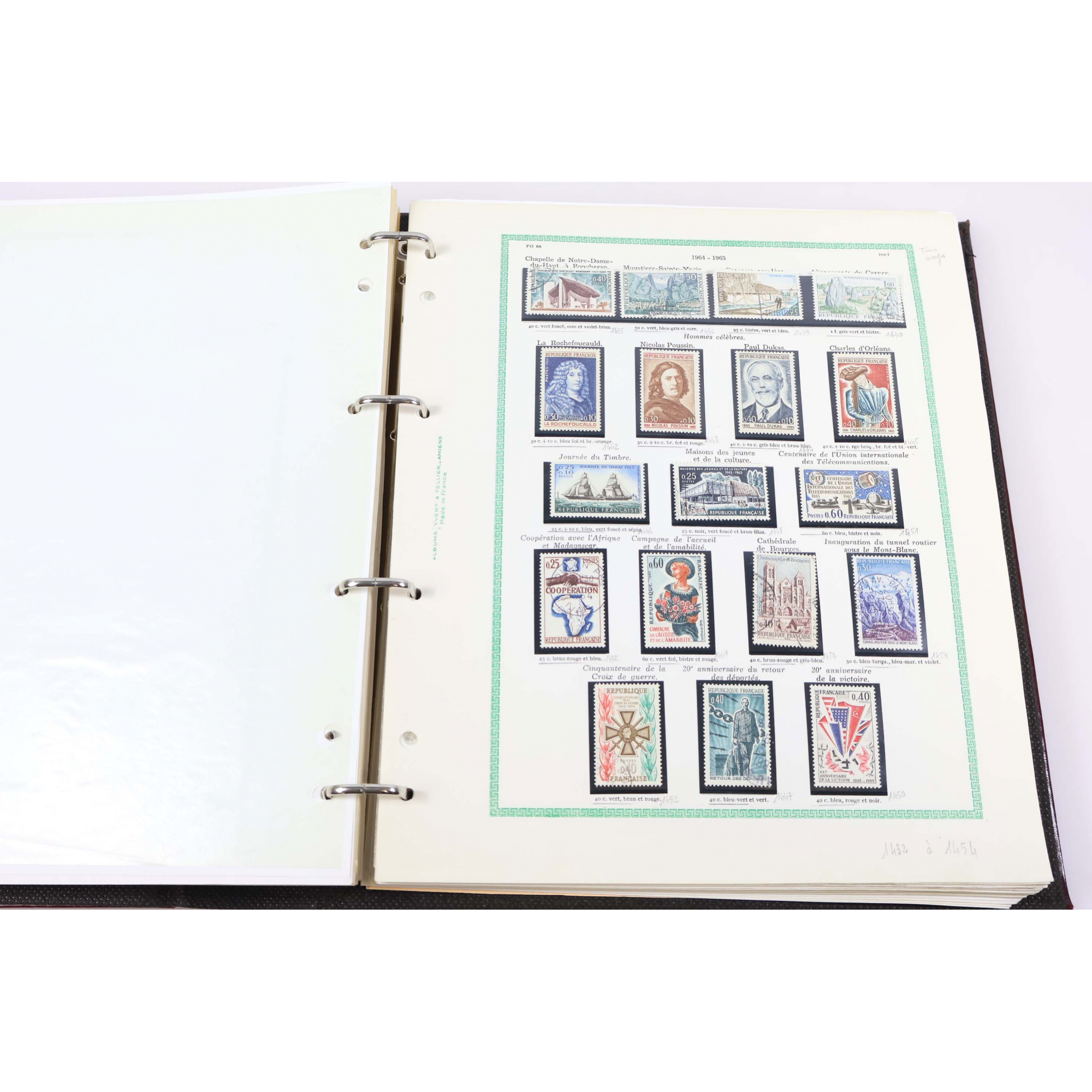 COLLECTION DE TIMBRES DE FRANCE NEUFS ET OBLITÉRÉS DE 1958 À 1976 DANS UN ALBUM